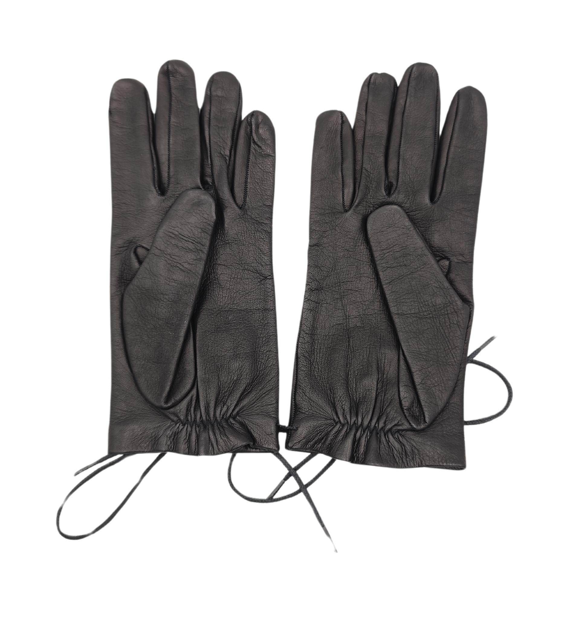 Giorgio Armani gloves
Lace up strings detail
Black leather
Silk lining

Marked size S

Great condition
Never worn