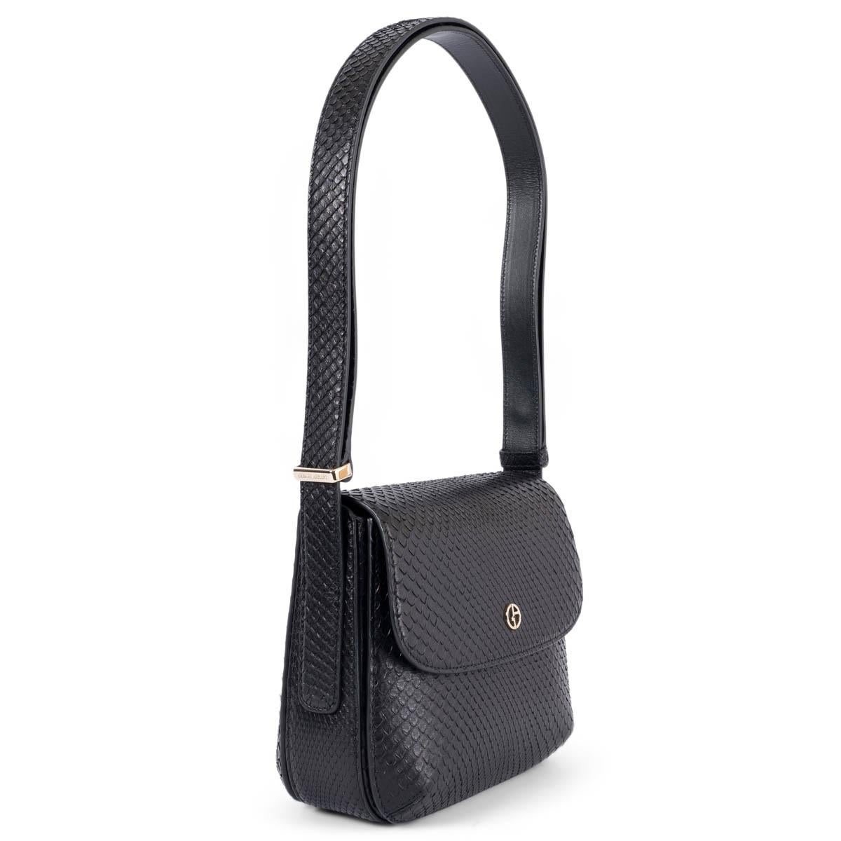 100% authentique Giorgio Armani La Prima, petit sac à bandoulière en peau de serpent noir avec des accessoires en or clair. Il s'ouvre à l'aide d'un bouton magnétique dissimulé sous le rabat et est doublé en daim nude. Il comporte une poche ouverte
