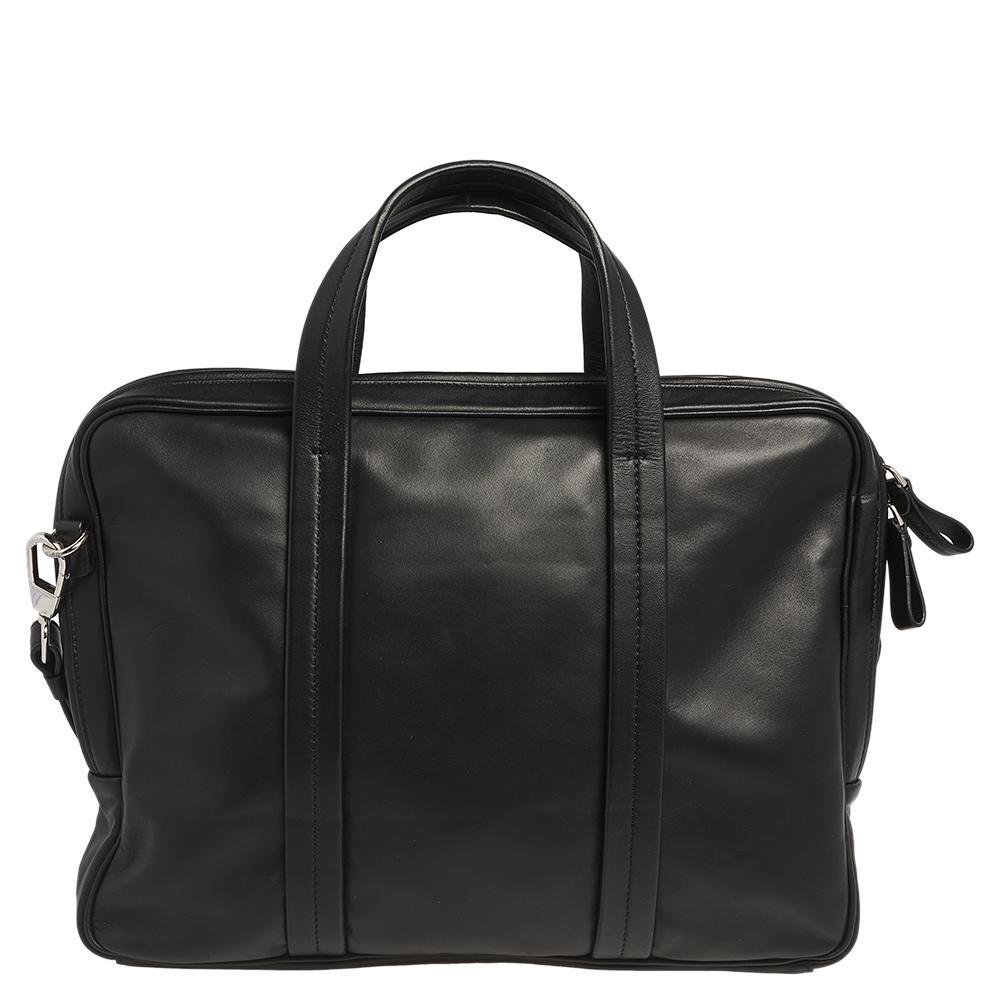 This Giorgio Armani laptop bag will carry all your essentials, whether headed to class or traveling around the world. Made from leather, its durable design features double top leather handles, a shoulder strap, and a zipped interior. Its interior is