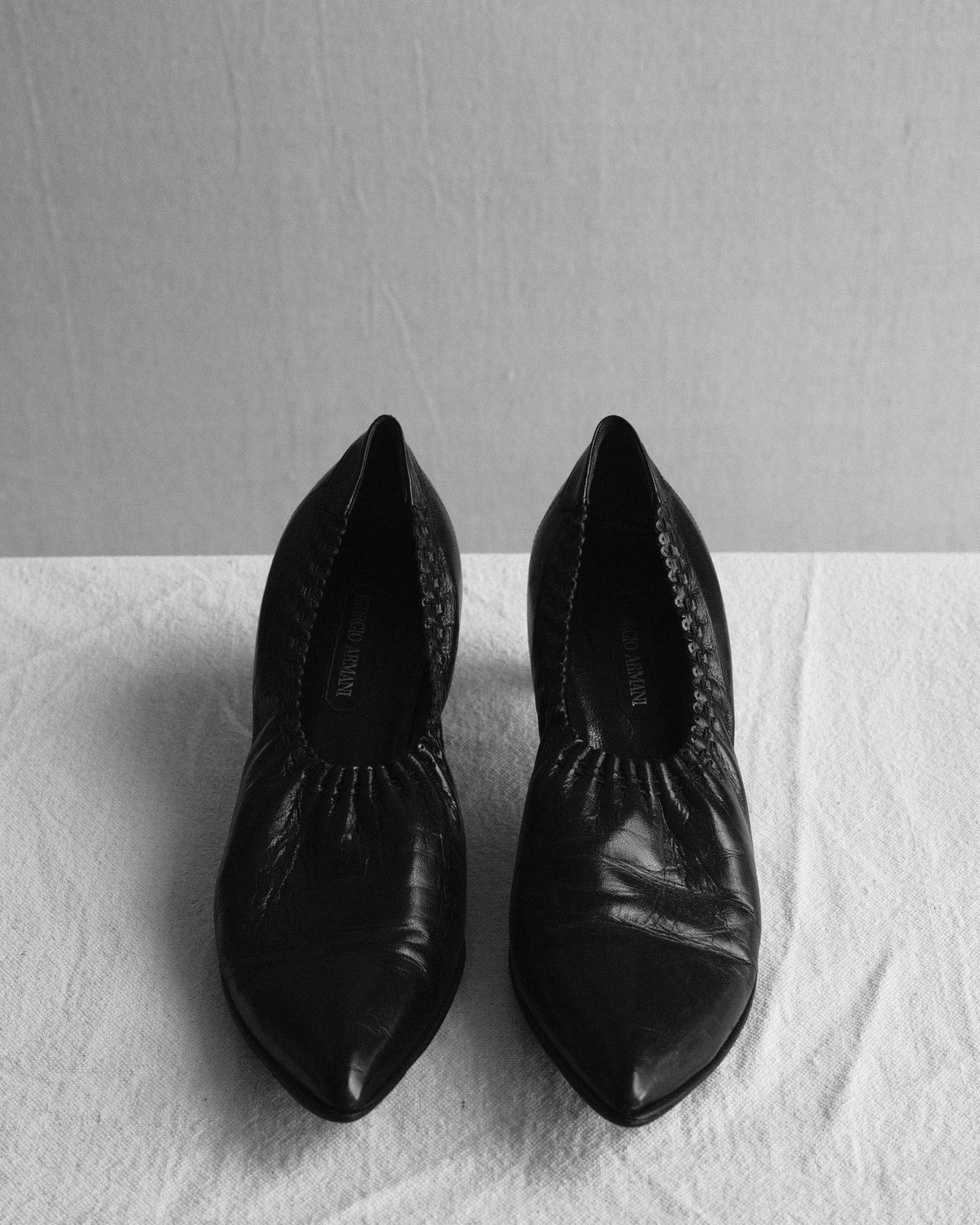 Giorgio Armani Black Leather Pointed Pumps circa 2001 Size 39 1/2 For Sale 12