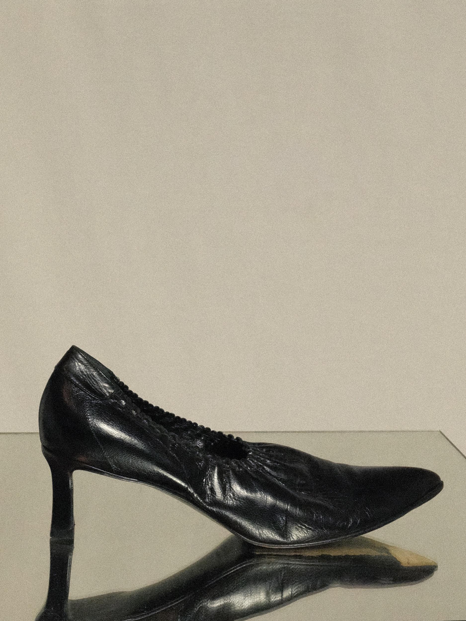 Women's Giorgio Armani Black Leather Pointed Pumps circa 2001 Size 39 1/2 For Sale