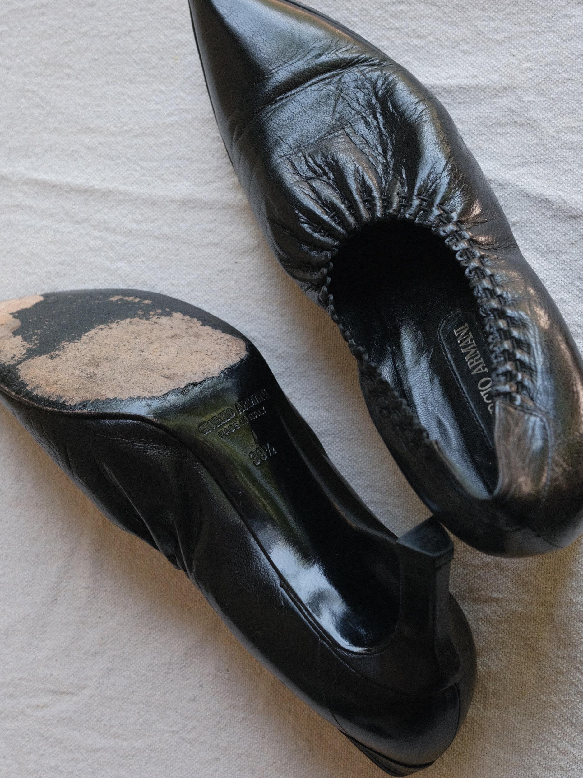 Giorgio Armani Black Leather Pointed Pumps circa 2001 Size 39 1/2 For Sale 2