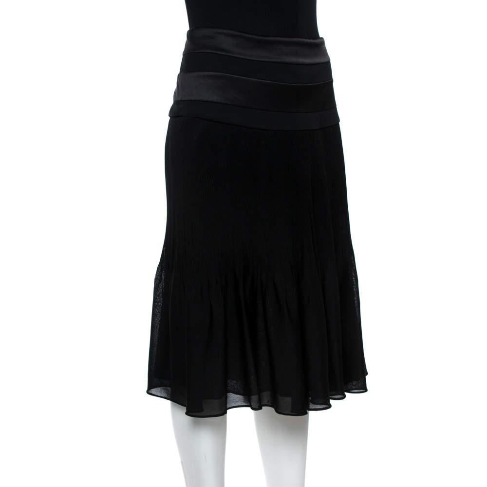 This Giorgio Armani skirt will lend you a girly and polished look. Made from blended fabric, it will complement most of your outfits. It features a flared design at the hem along with a well-styled waistline. This black skirt will look great with a