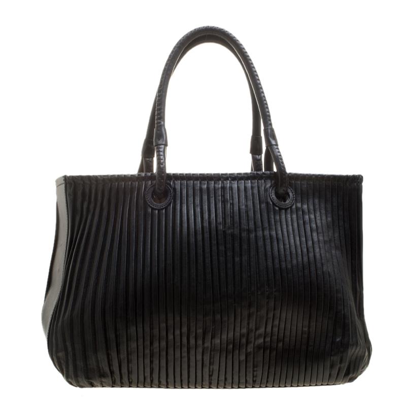 Complete your look with this Giorgio Armani bag instantly. This wonderful black piece exudes a classy plea with it interesting pleated design. Get your hands on this elegant leather creation to complete your work-week look. The suede lined interior