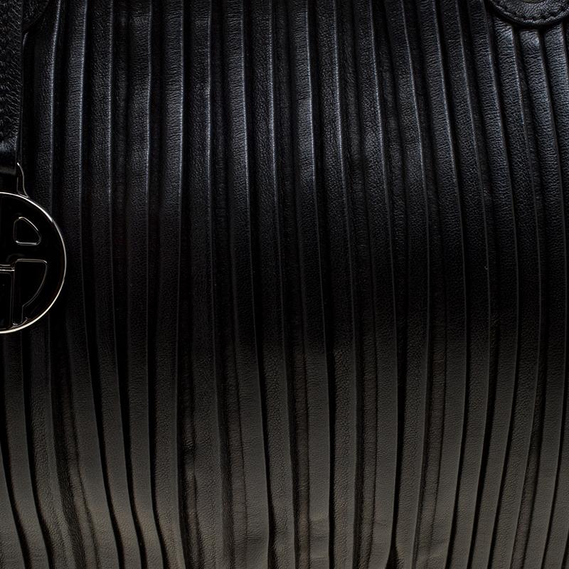 Giorgio Armani Schwarze plissierte Leder-Tasche im Zustand „Gut“ in Dubai, Al Qouz 2