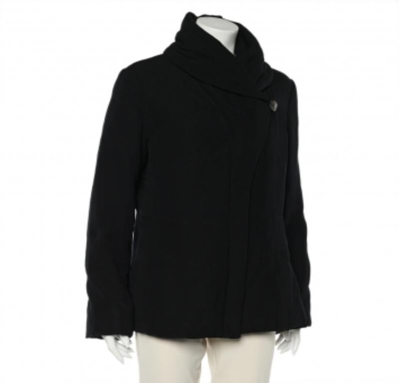Elegante y cómoda, esta chaqueta de Giorgio Armani será sin duda tu favorita. Está diseñado con tejido negro y presenta un cuello extragrande, una cremallera frontal y mangas largas. Está equipada con dos bolsillos exteriores. Esta chaqueta es una