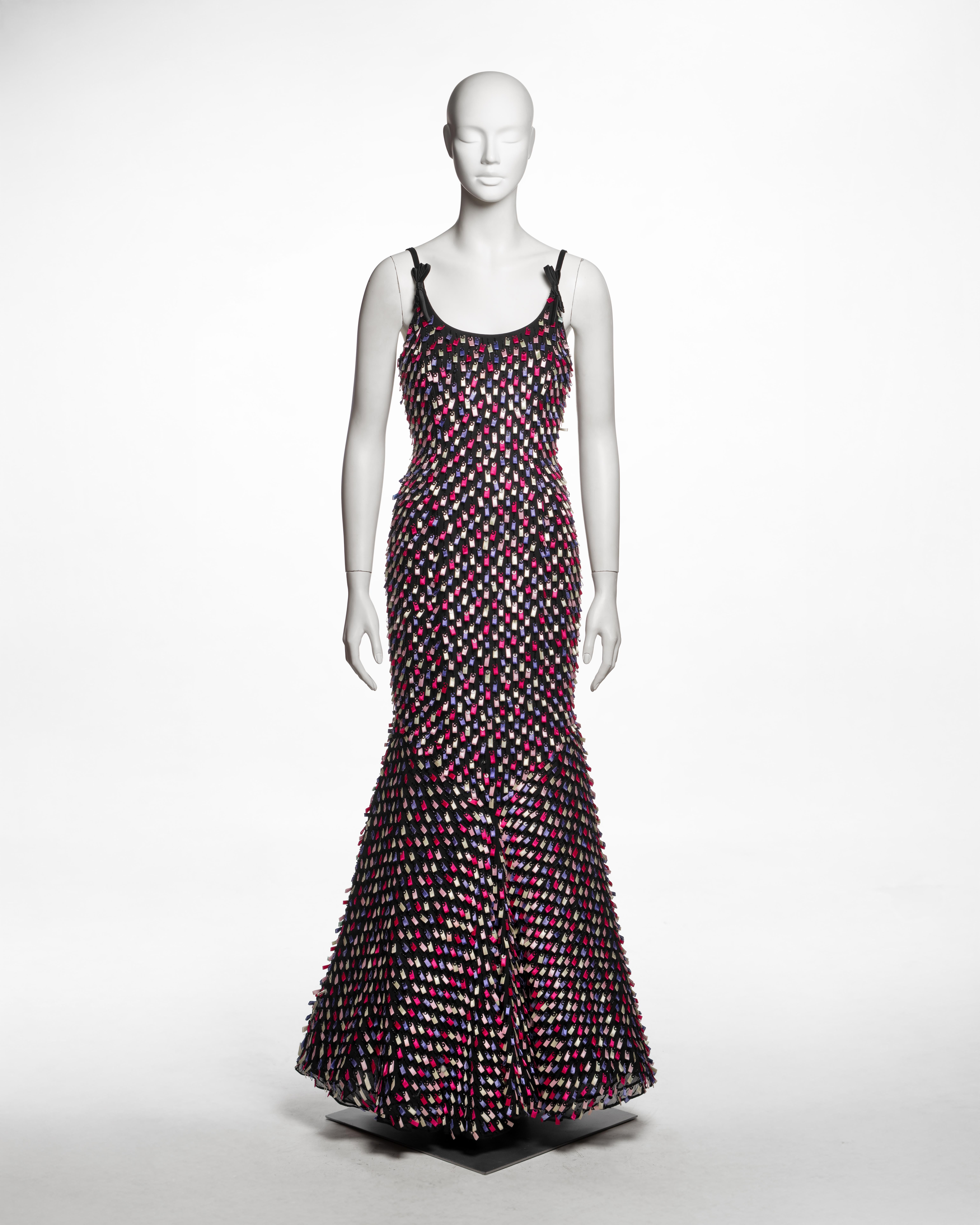 Robe de soirée de Giorgio Armani, automne-hiver 2006, composée de satin noir, avec des bretelles étroites et une silhouette ajustée, longue comme le sol, qui s'évase en un ourlet spectaculaire. La surface est entièrement ornée à la main de rangées