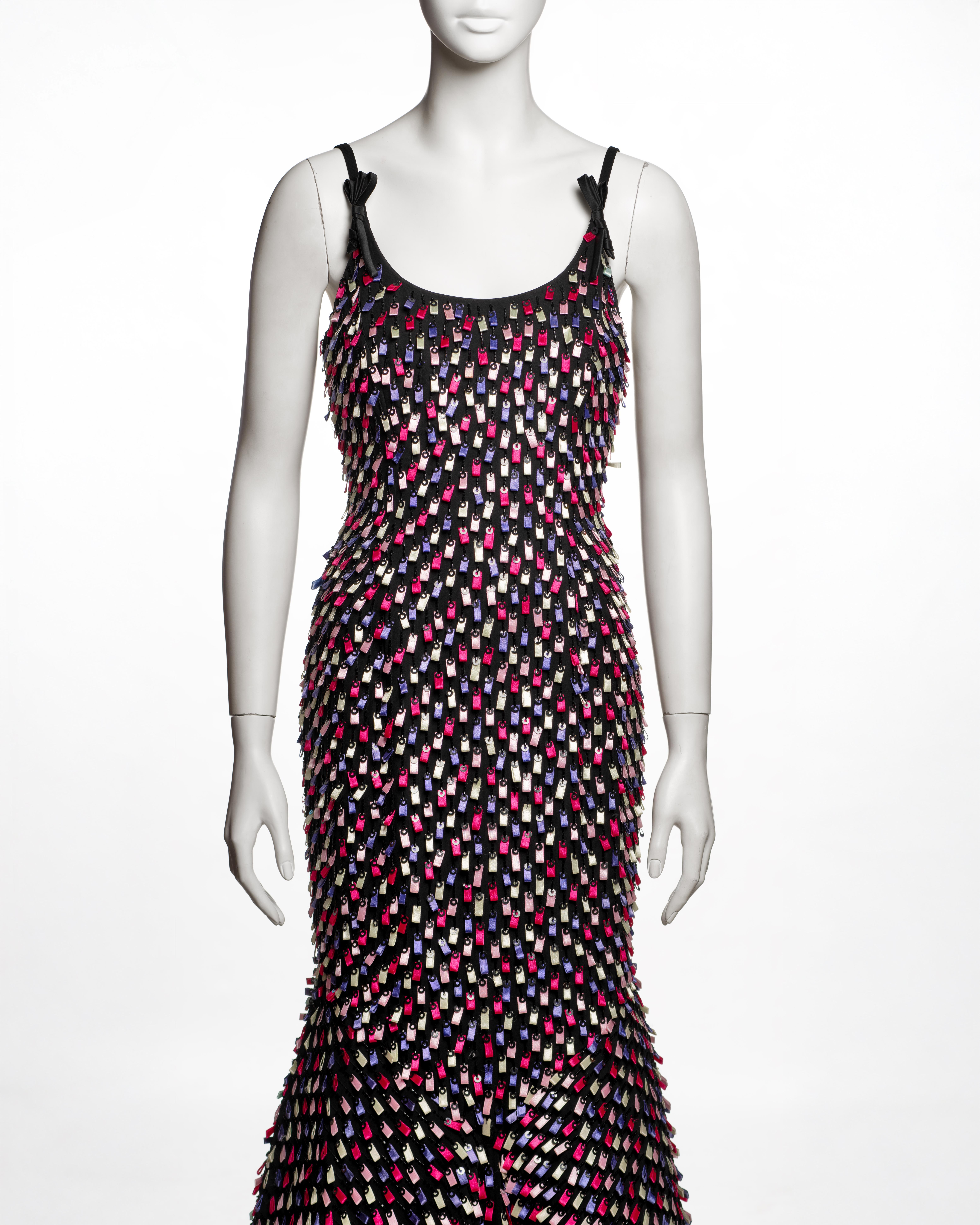Noir Giorgio Armani, robe de soirée noire ornée de rubans, automne-hiver 2006 en vente