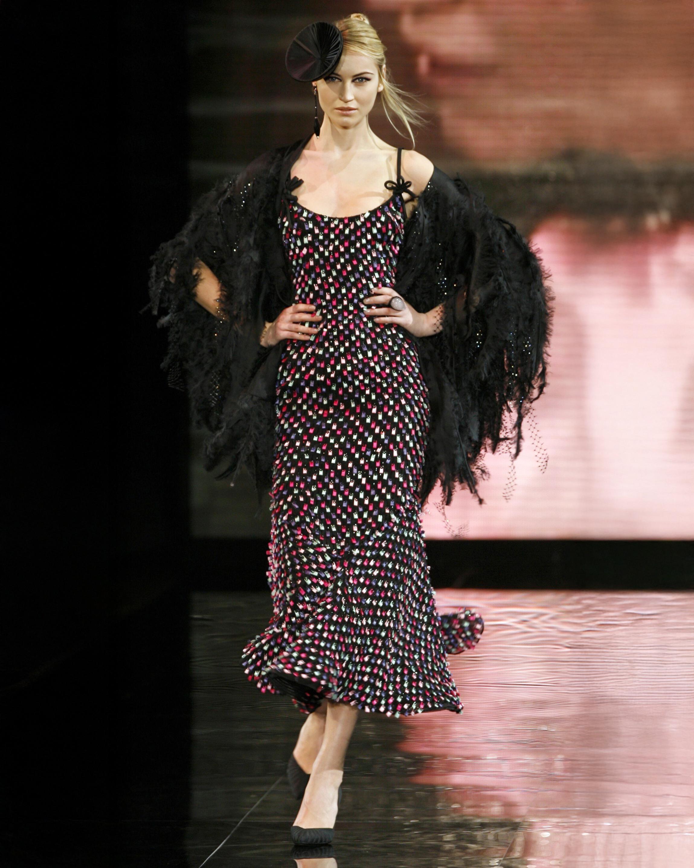 Giorgio Armani, robe de soirée noire ornée de rubans, automne-hiver 2006 Pour femmes en vente