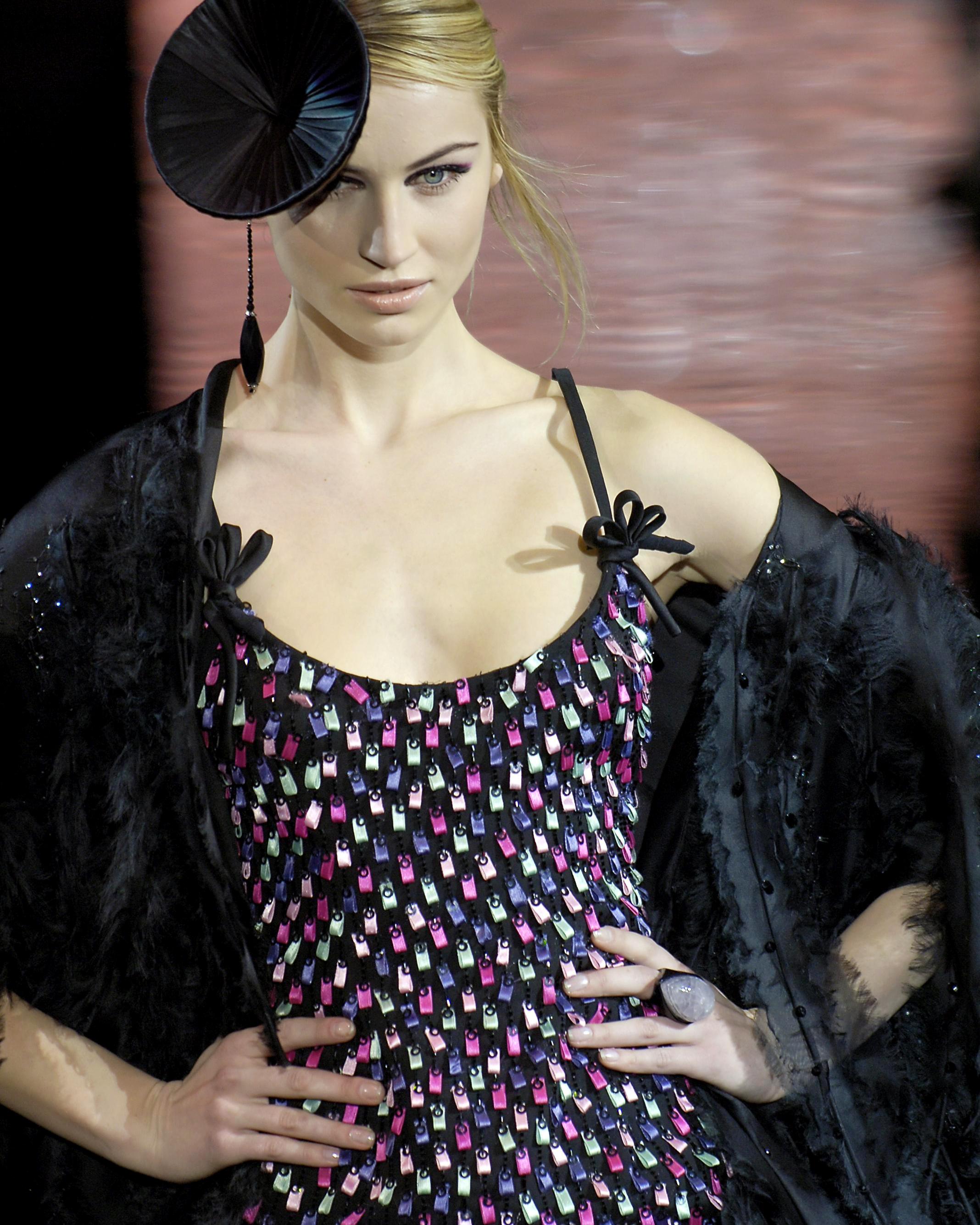 Giorgio Armani, robe de soirée noire ornée de rubans, automne-hiver 2006 en vente 1