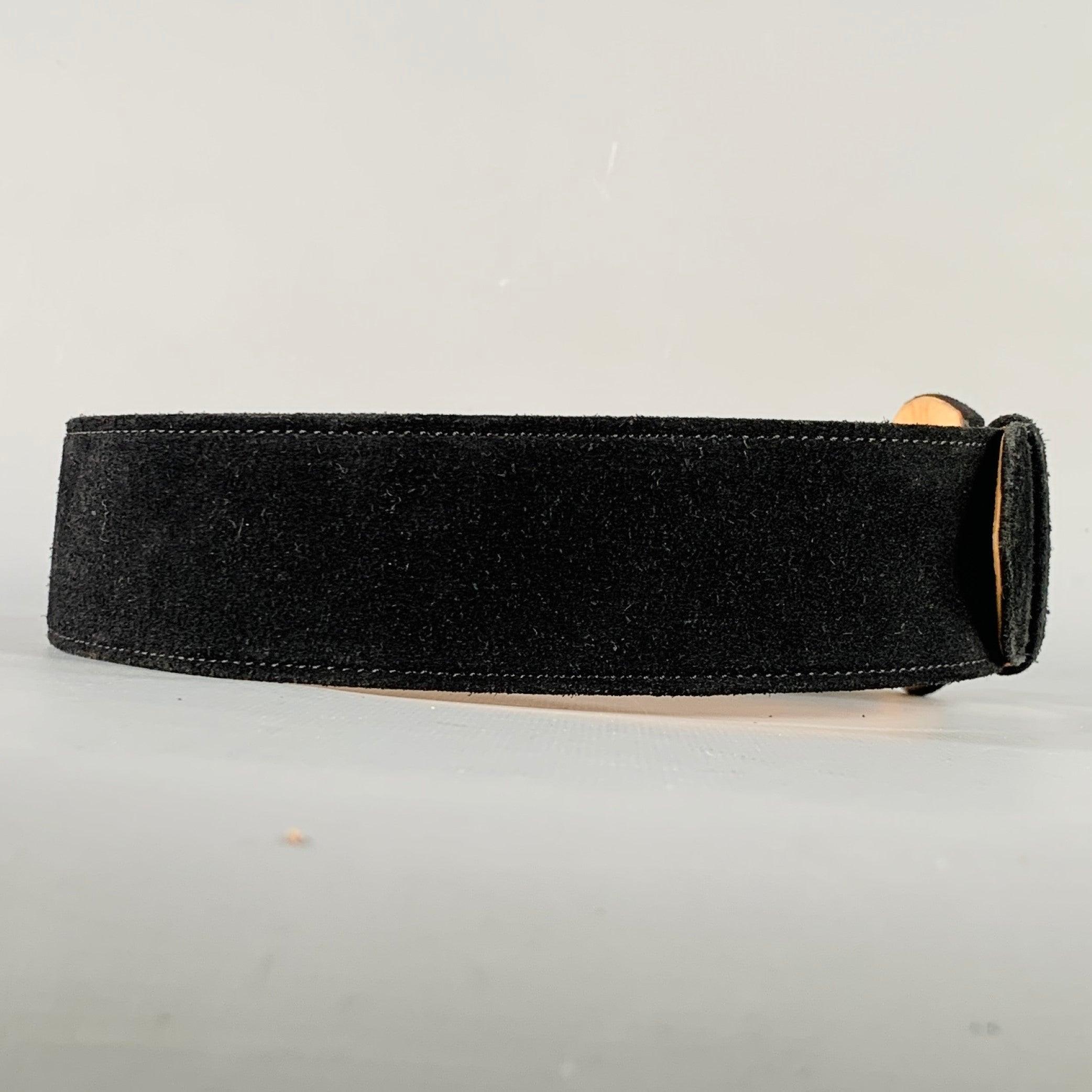 Cintura Giorgio Armani
in pelle scamosciata nera con una fibbia rivestita extra large. Made in Italy.Ottime condizioni di usato.  

Contrassegnato:   75/30Lunghezza: 30,5 pollici Larghezza: 1,75 pollici Vestibilità: 21 - 26 pollici Fibbia: 2,5