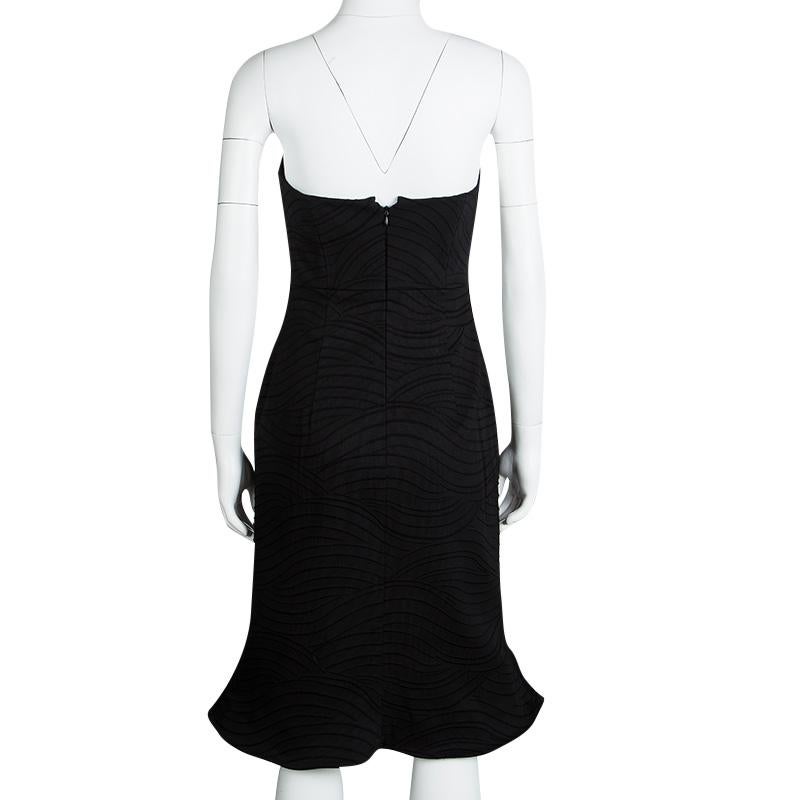This Giorgio Armani cocktail dress could not be any less perfect for you as it is overflowing with exquisiteness. Made from a cotton blend, it flaunts a textured black hue and a strapless style with a trumpet skirt. If you wish to look like a