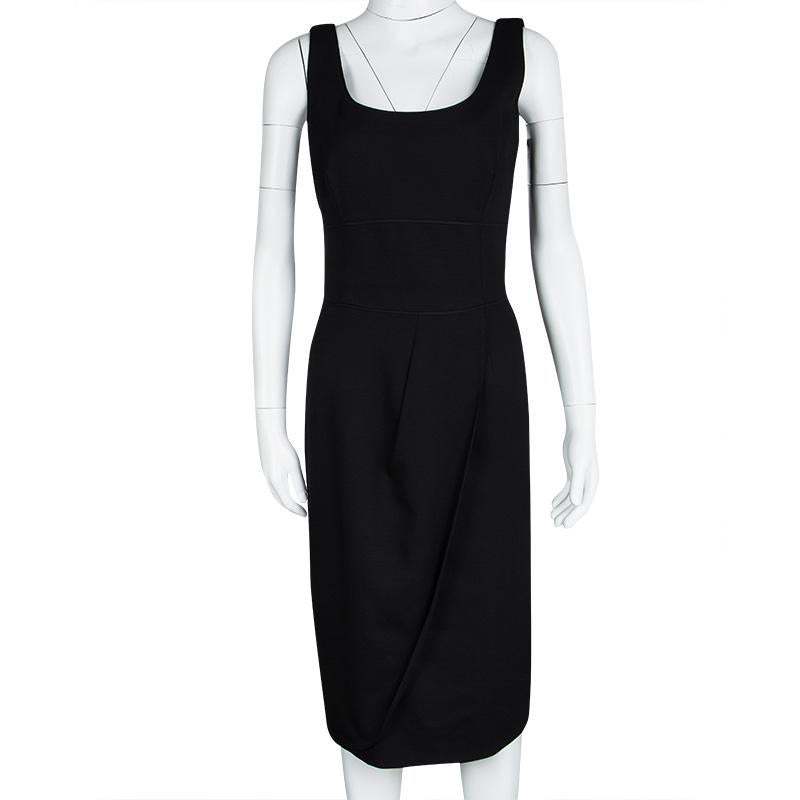 This lovely dress from Giorgio Armani deserves a place in your closet as it is well-tailored and bound to give you a fabulous shape. Cut from wool, the sleeveless dress has been designed with a scoop neck and fold-like detailing on the