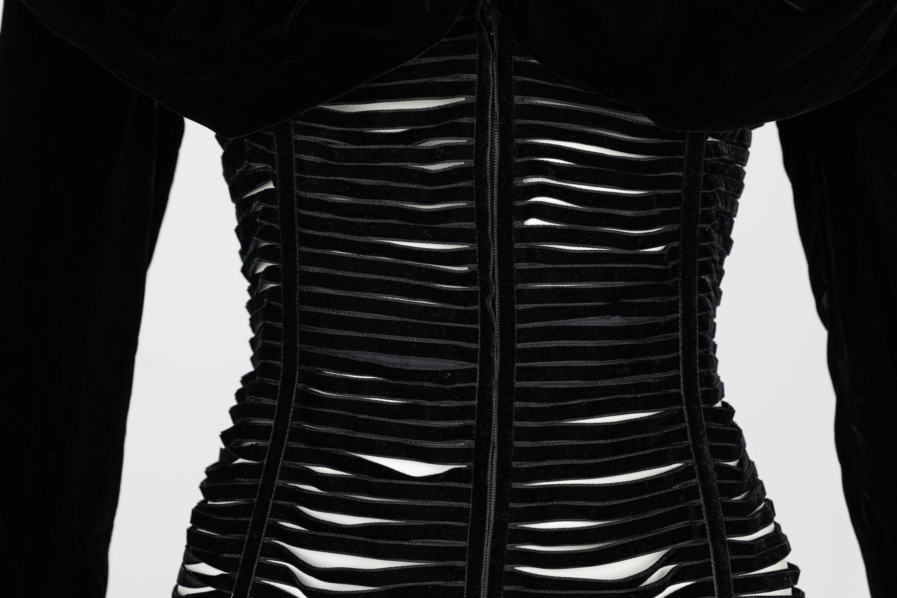 Giorgio Armani - Veste corset en velours noir à découpes et rubans en vente 7