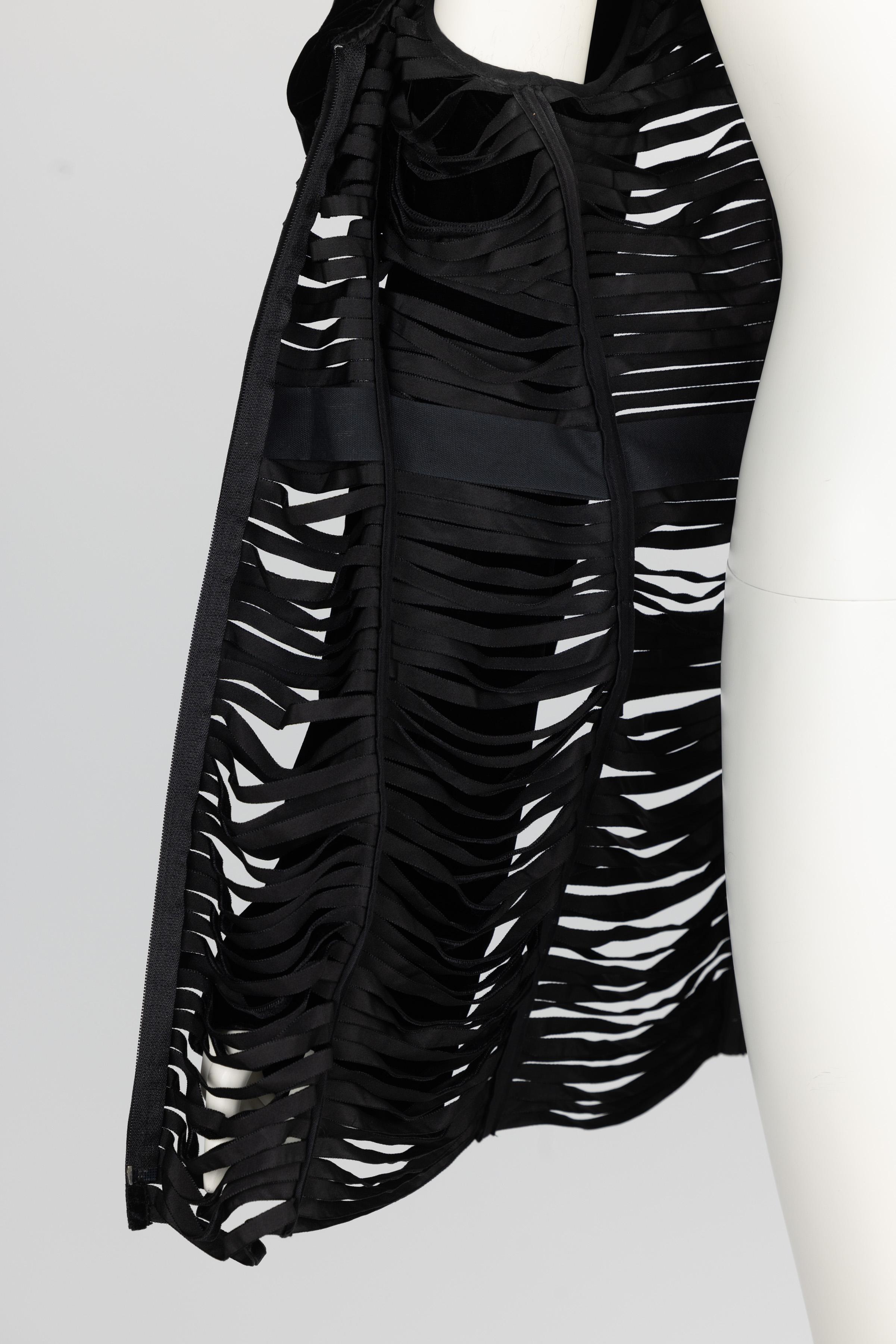 Giorgio Armani - Veste corset en velours noir à découpes et rubans en vente 8