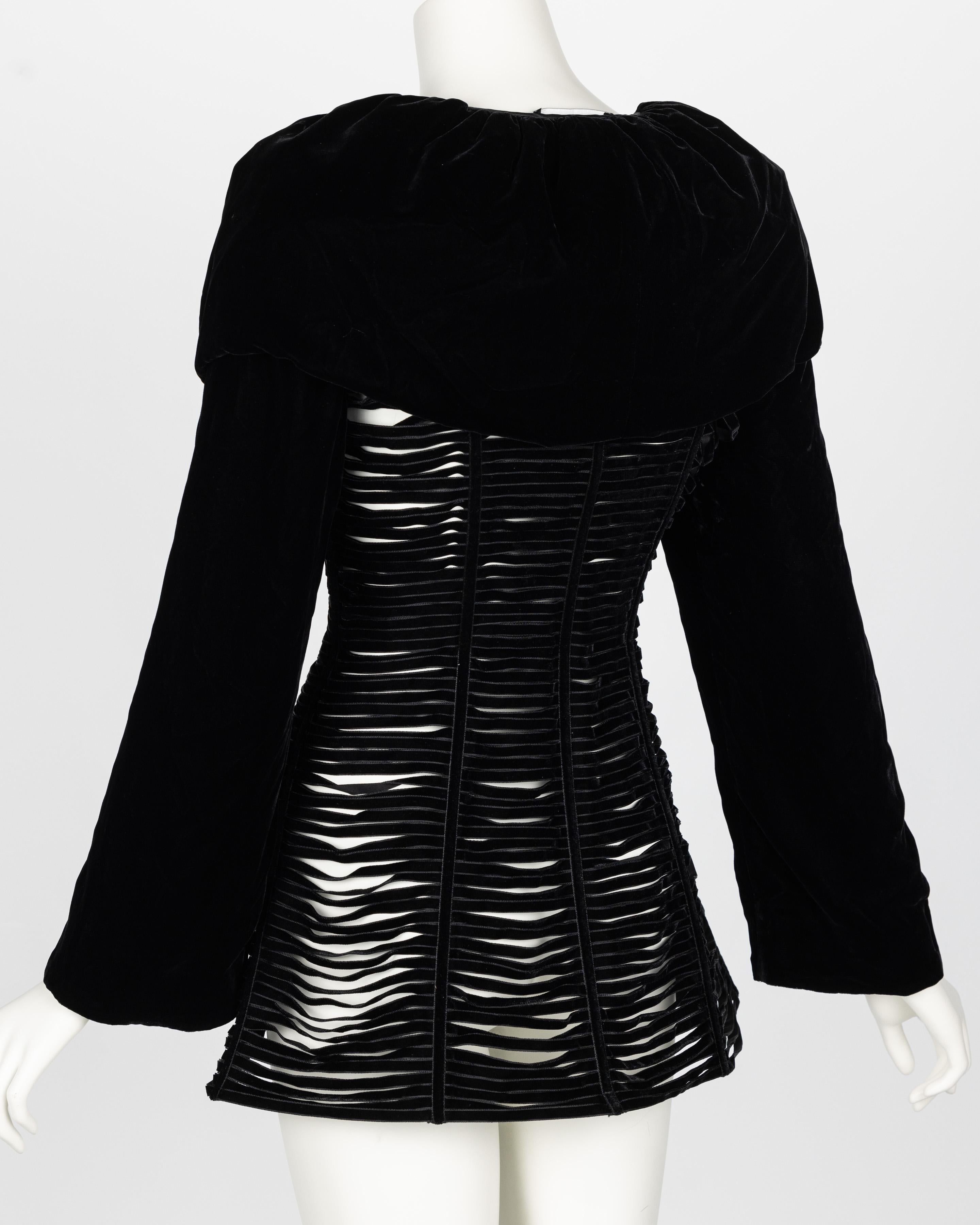 Giorgio Armani - Veste corset en velours noir à découpes et rubans en vente 1