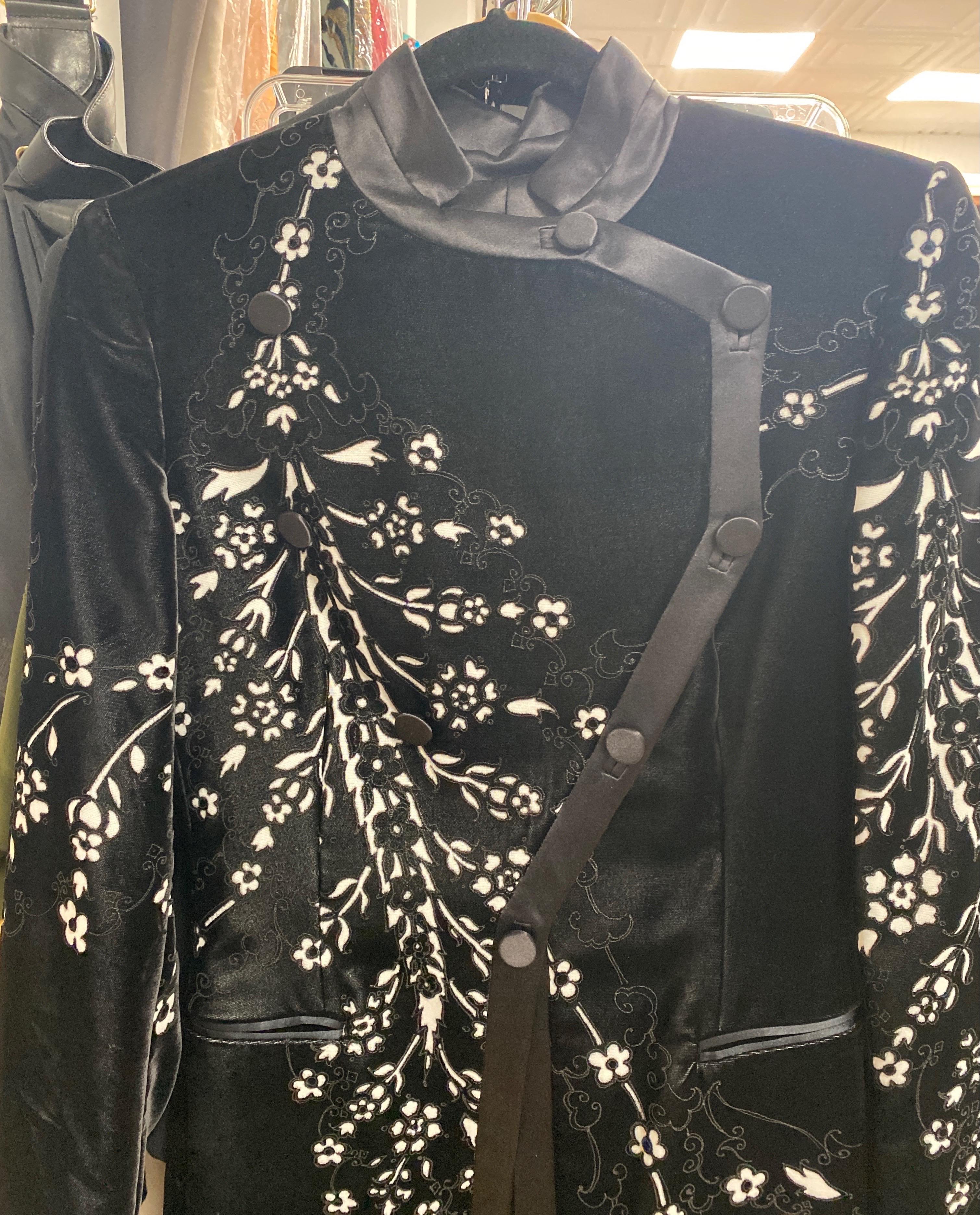 Giorgio Armani Black Velvet Cutout Jacket-size 38 For Sale 7