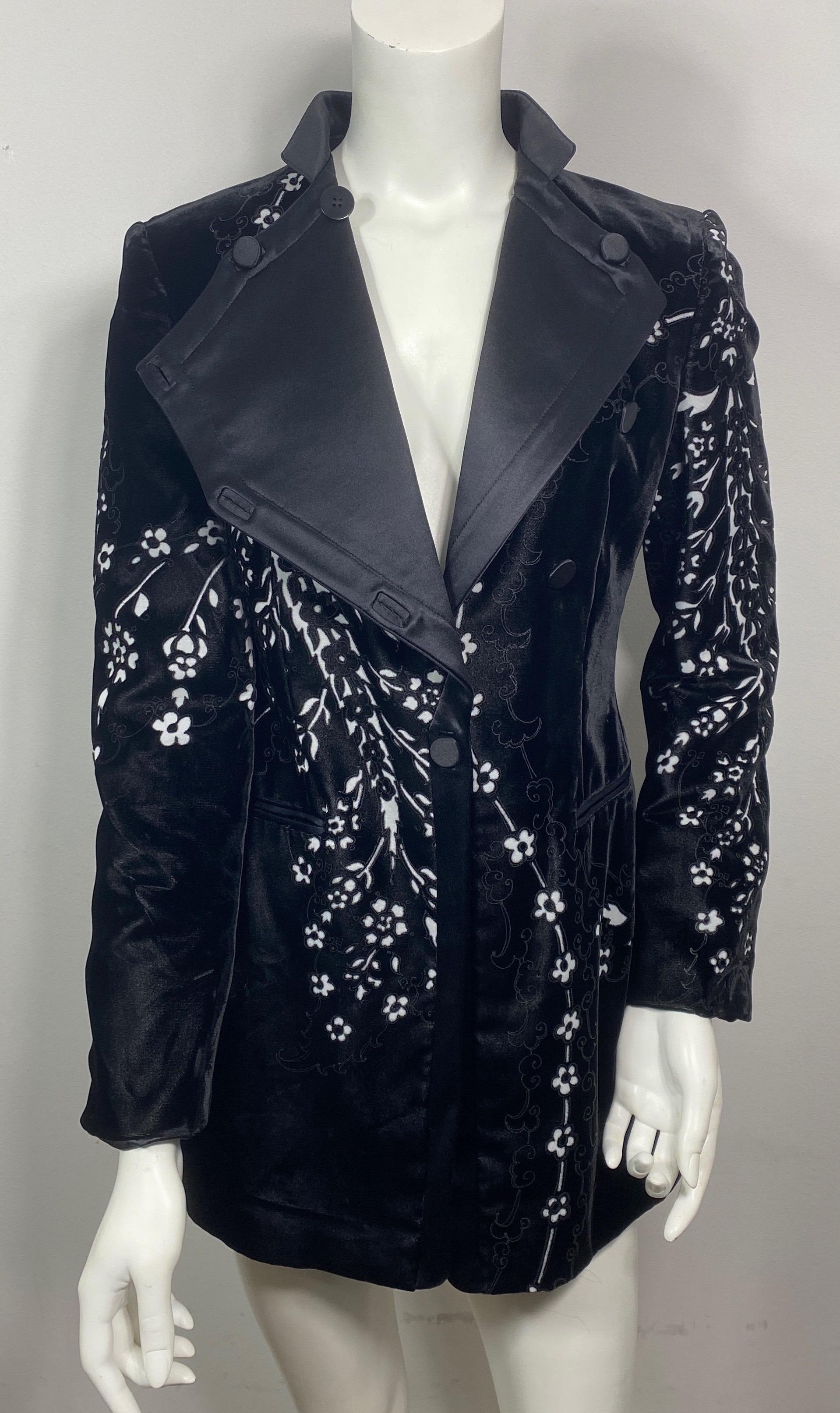 Giorgio Armani Black Velvet Cutout Jacket-Größe 38 Diese Jacke hat einen schwarzen Satinkragen, der auf verschiedene Weise getragen werden kann. Öffnen Sie es knöpft an ein paar Stellen und gibt der Jacke zwei große Revers. Es kann auch geschlossen