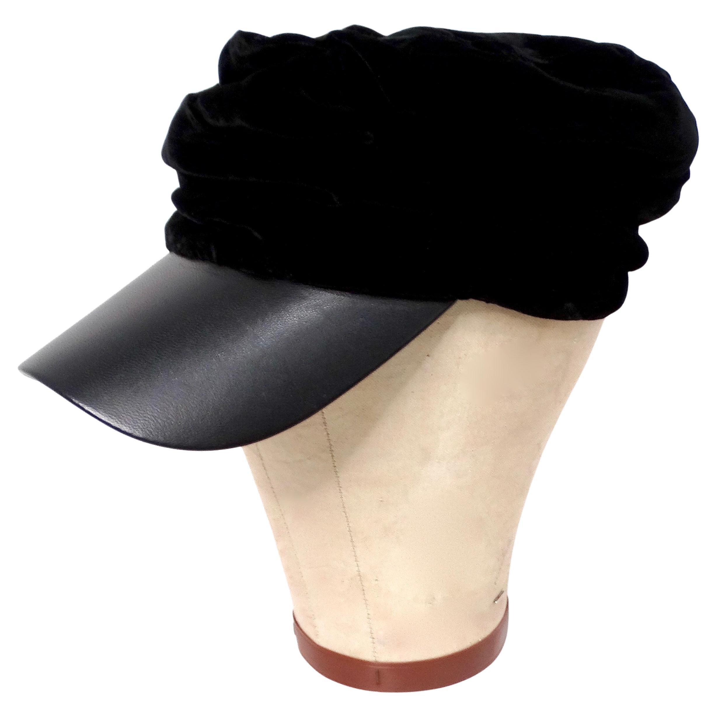 Giorgio Armani Chapeau à bord en cuir et velours noir circa Y2K