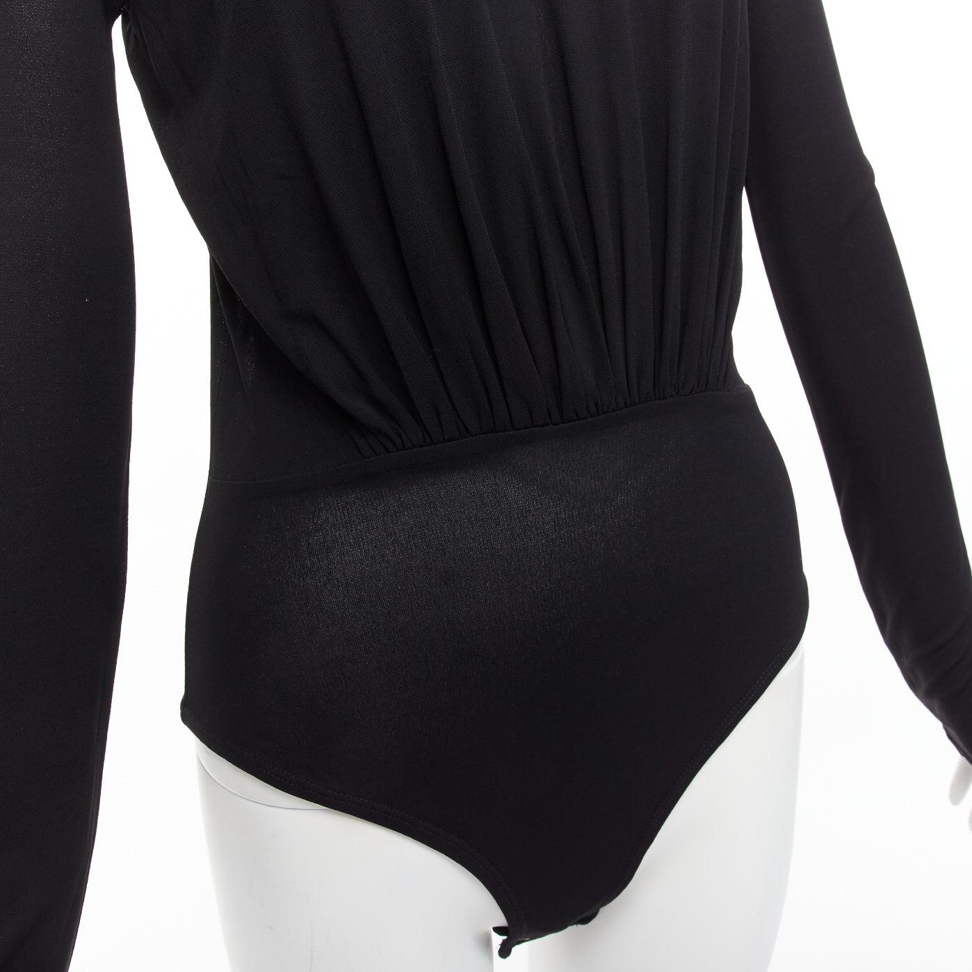 GIORGIO ARMANI nero in viscosa con arricciatura in vita e girocollo a maniche lunghe IT38 XS
Riferimento: LNKO/A02310
Marchio: Giorgio Armani
Materiale: Viscosa
Colore: nero
Modello: Tinta unita
Chiusura: bottoni a pressione
Dettagli extra: Zip