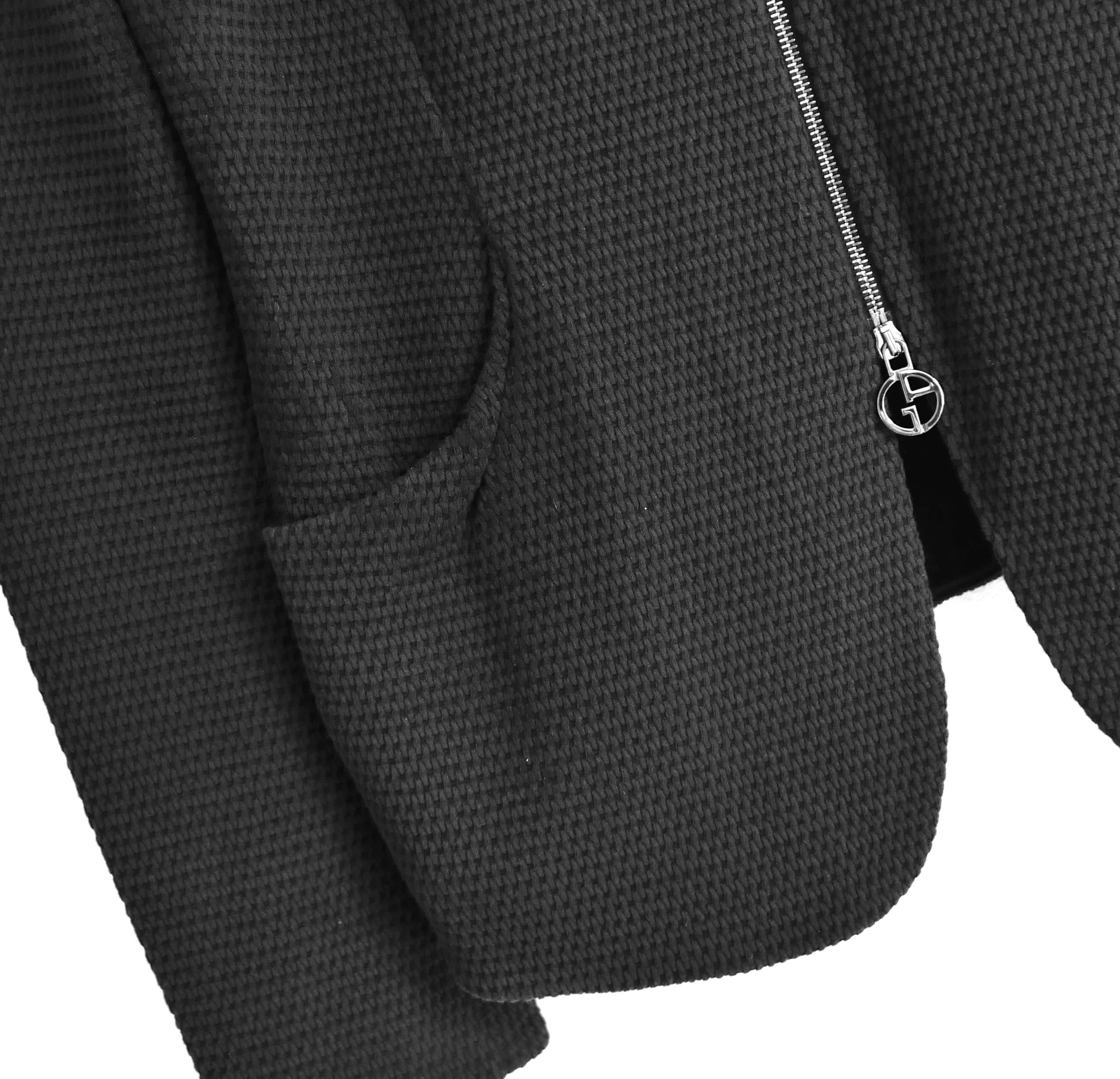 Chaqueta con cremallera frontal Giorgio Armani de estilo modernista chic. Usado una vez. Está confeccionado en una mezcla de algodón y poliéster negro, elástico y con textura de gofre, y tiene una cremallera delantera con 2 grandes logos.