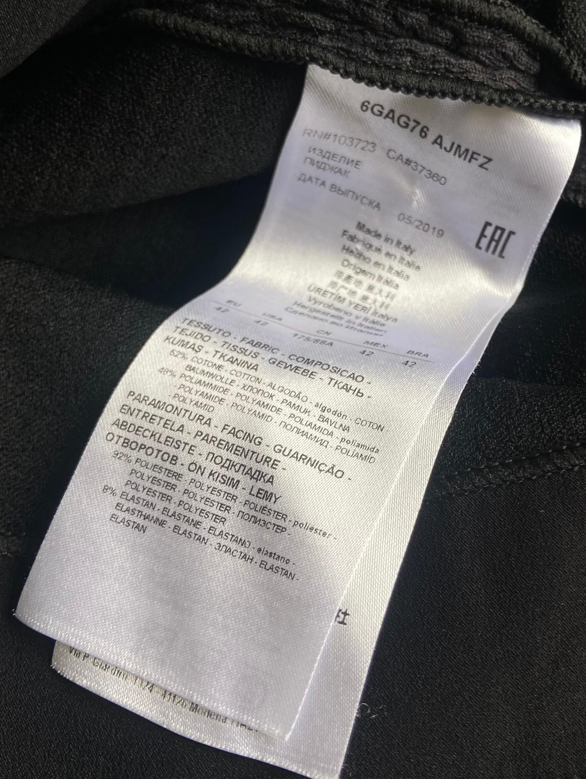 Giorgio Armani Chaqueta negra con cremallera en la parte delantera en venta 1