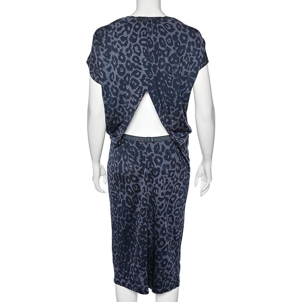 This stunning dress from Giorgio Armani is a great option for special occasions. Crafted from a blend of quality fabrics, the short-sleeved dress features animal prints all over. The straight silhouette is enhanced by cutout detail for a feminine