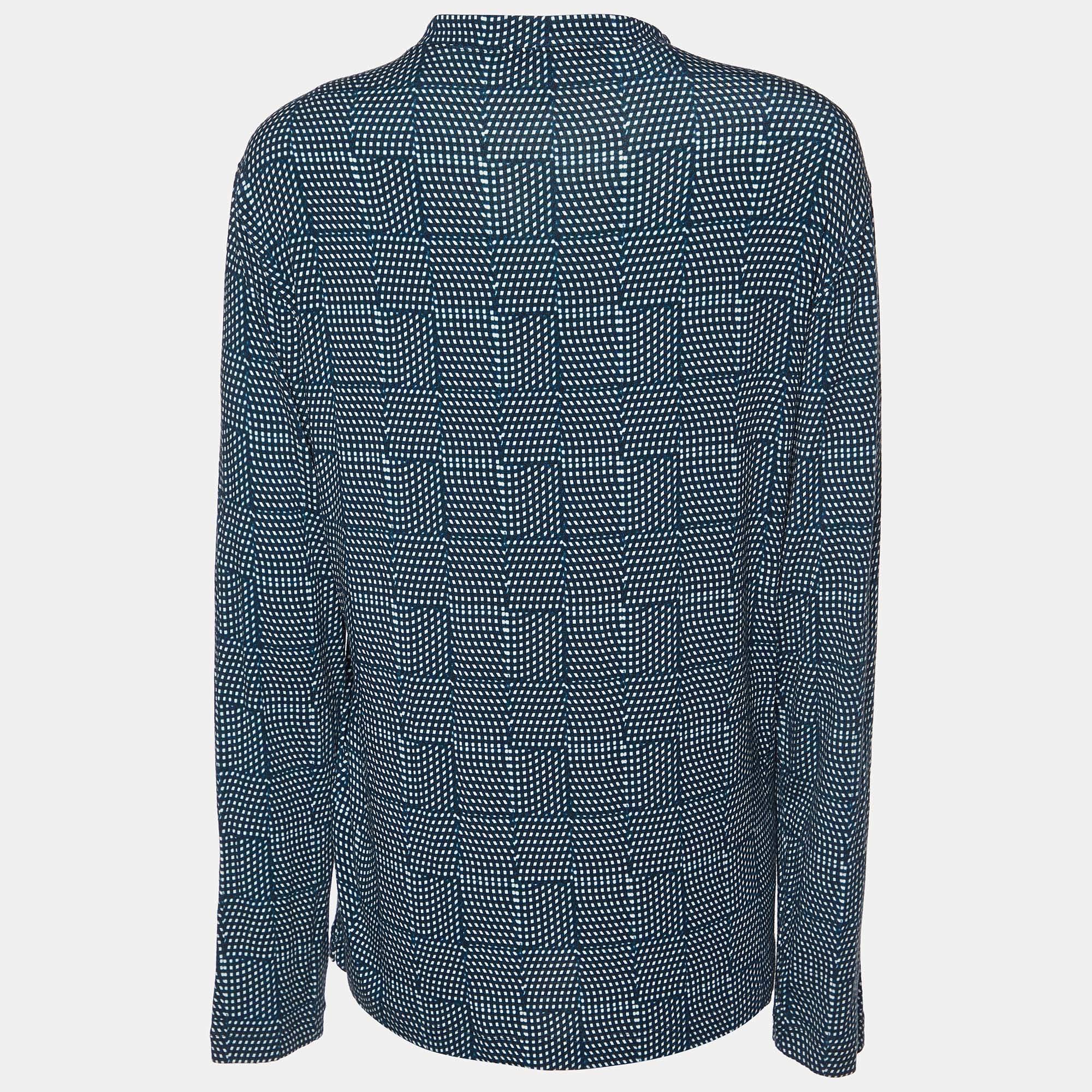 Get the comfort and the right casual style with this designer T shirt. Designed to be reliable and durable the creation has a simple neckline and signature detailing.