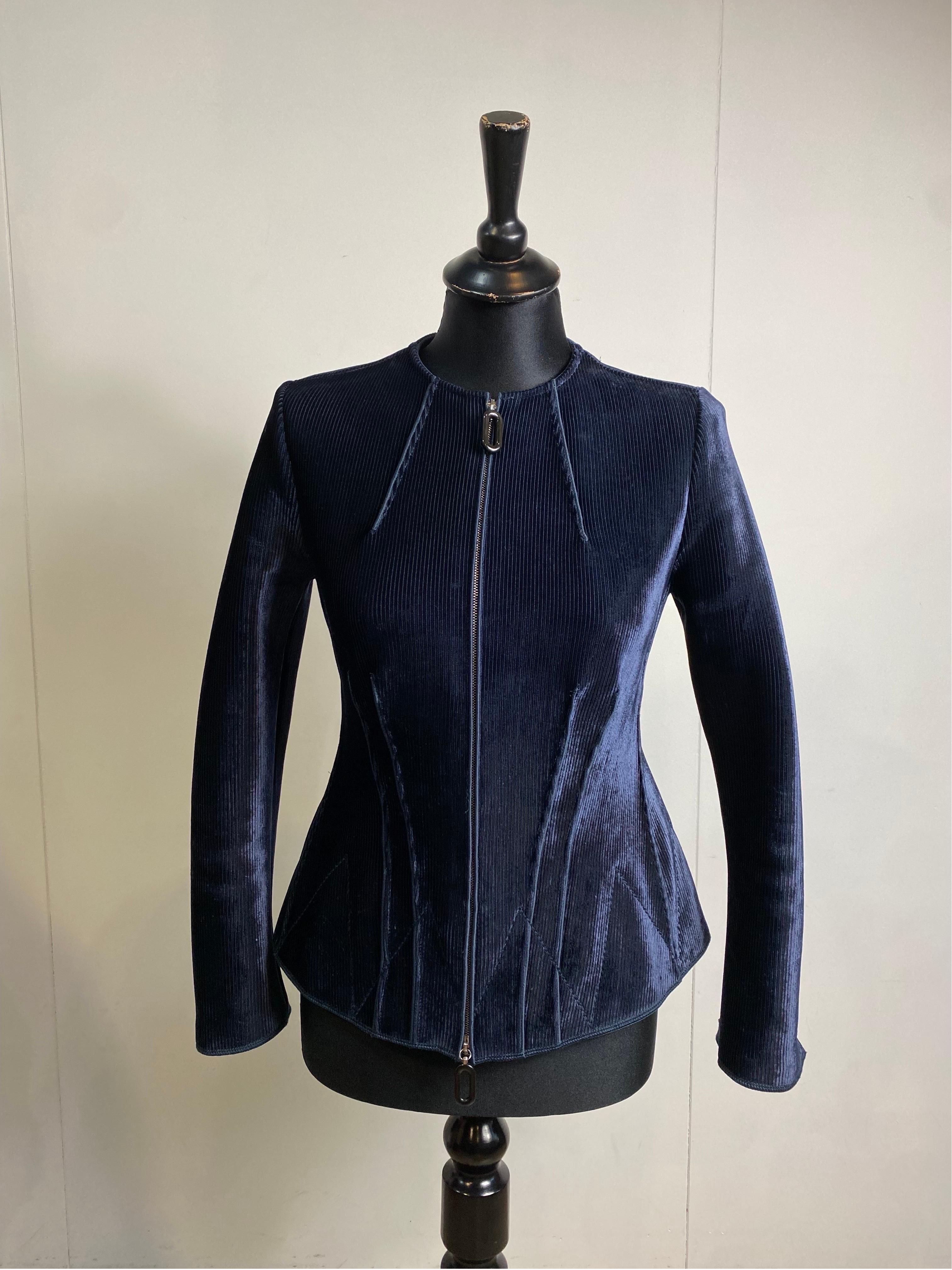 Giorgio Armani jacket.
In viscose, polyamide, elastane. Velvet effect.
Italian size 38. The zip opens on both sides.
Shoulders 38 cm
Bust 38 cm
Waist 34cm
Length 60 cm
Excellent general condition, like new. Used very little.