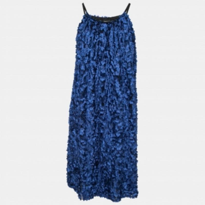 L'été appelle des silhouettes merveilleusement fluides comme cette robe Giorgio Armani. Confectionnée en tulle bleu, cette robe-short présente des appliques florales et un style sans manches. Il est doté de deux poches fonctionnelles. Portez cette