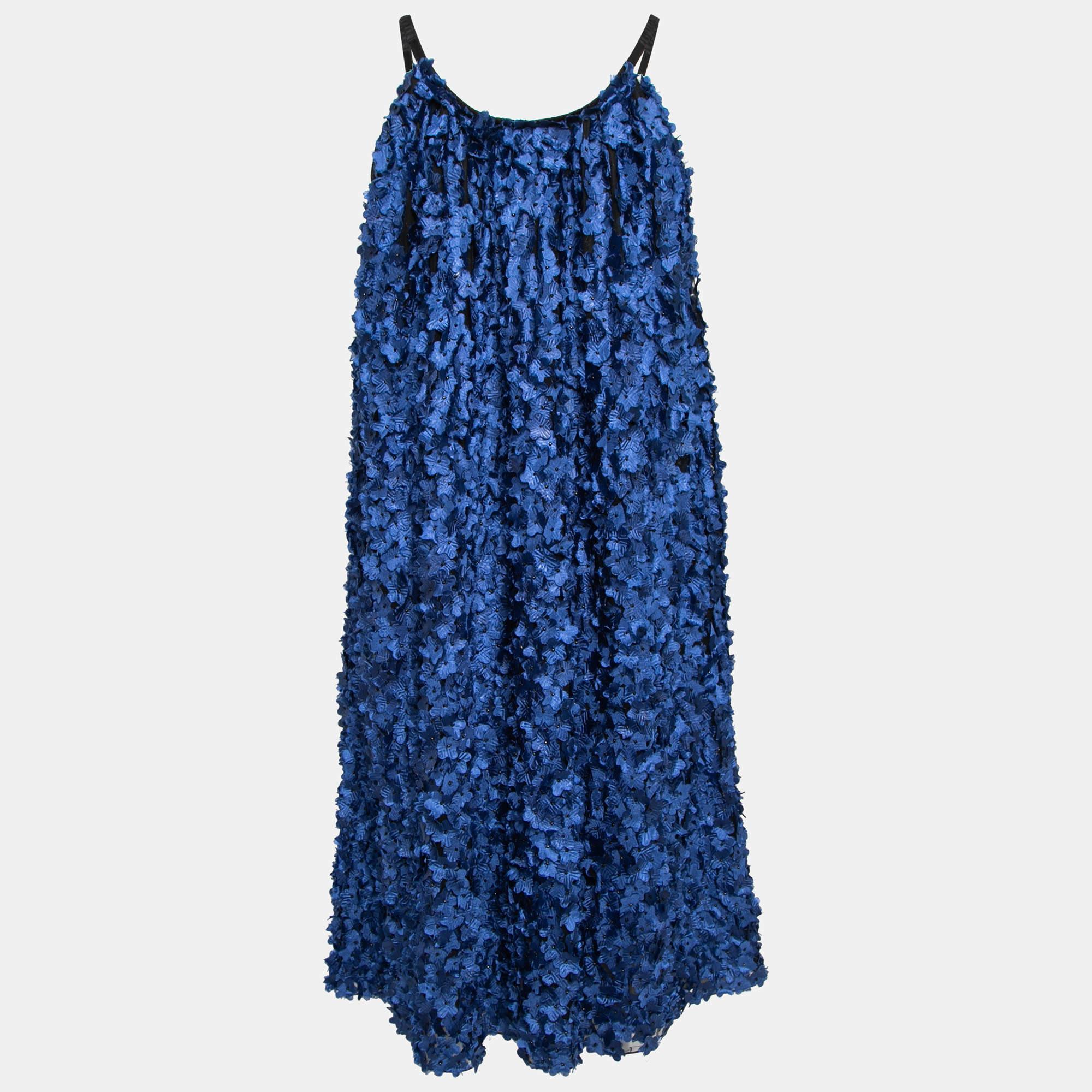 Summertime calls for beautifully flowy silhouettes like this Giorgio Armani dress. Stitched using blue tulle fabric, this shift dress exhibits floral appliques and a sleeveless style. It comes with two functional pockets. Style this Giorgio Armani