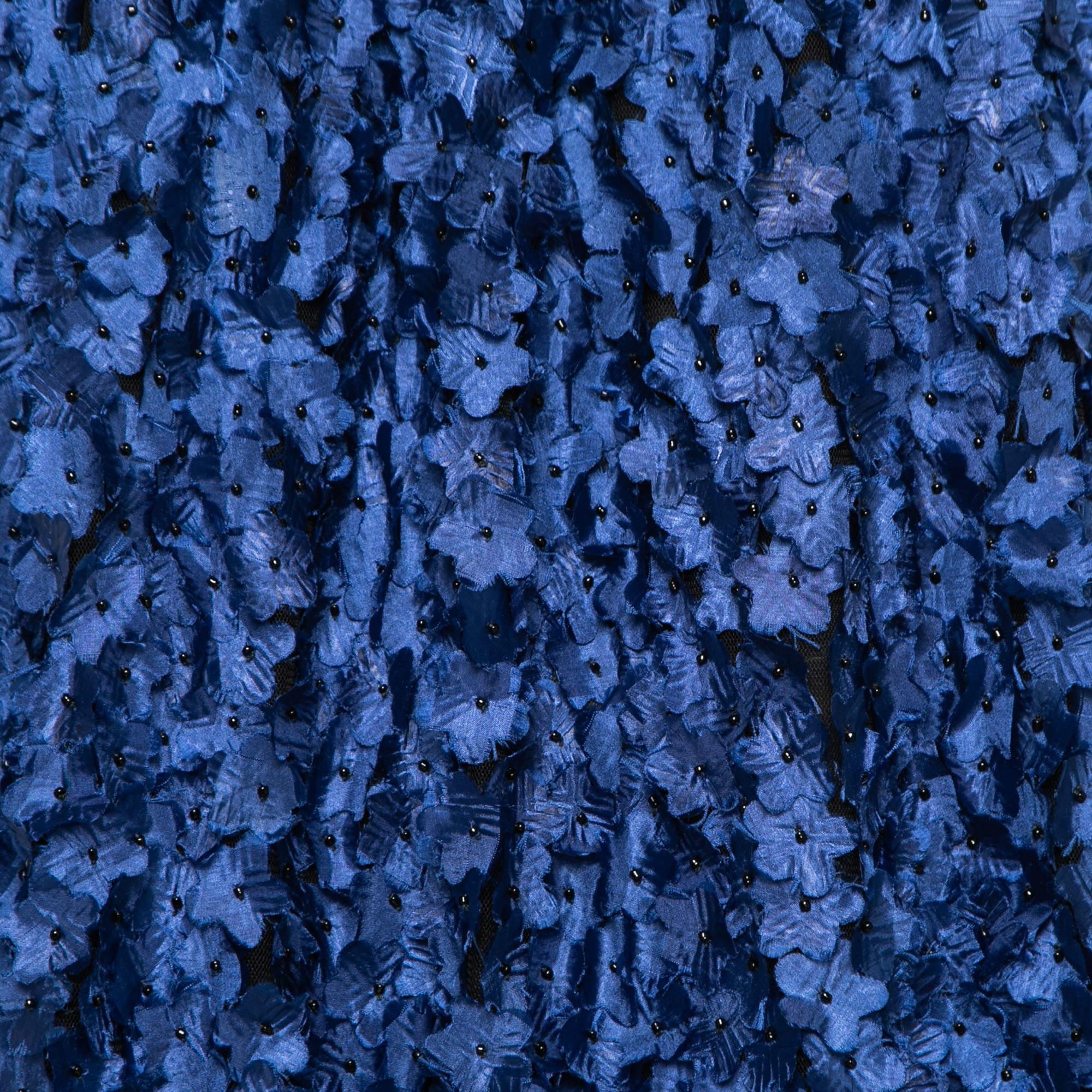 Giorgio Armani Blaues Etuikleid aus Tüll mit Blumenapplikationen S im Zustand „Hervorragend“ im Angebot in Dubai, Al Qouz 2
