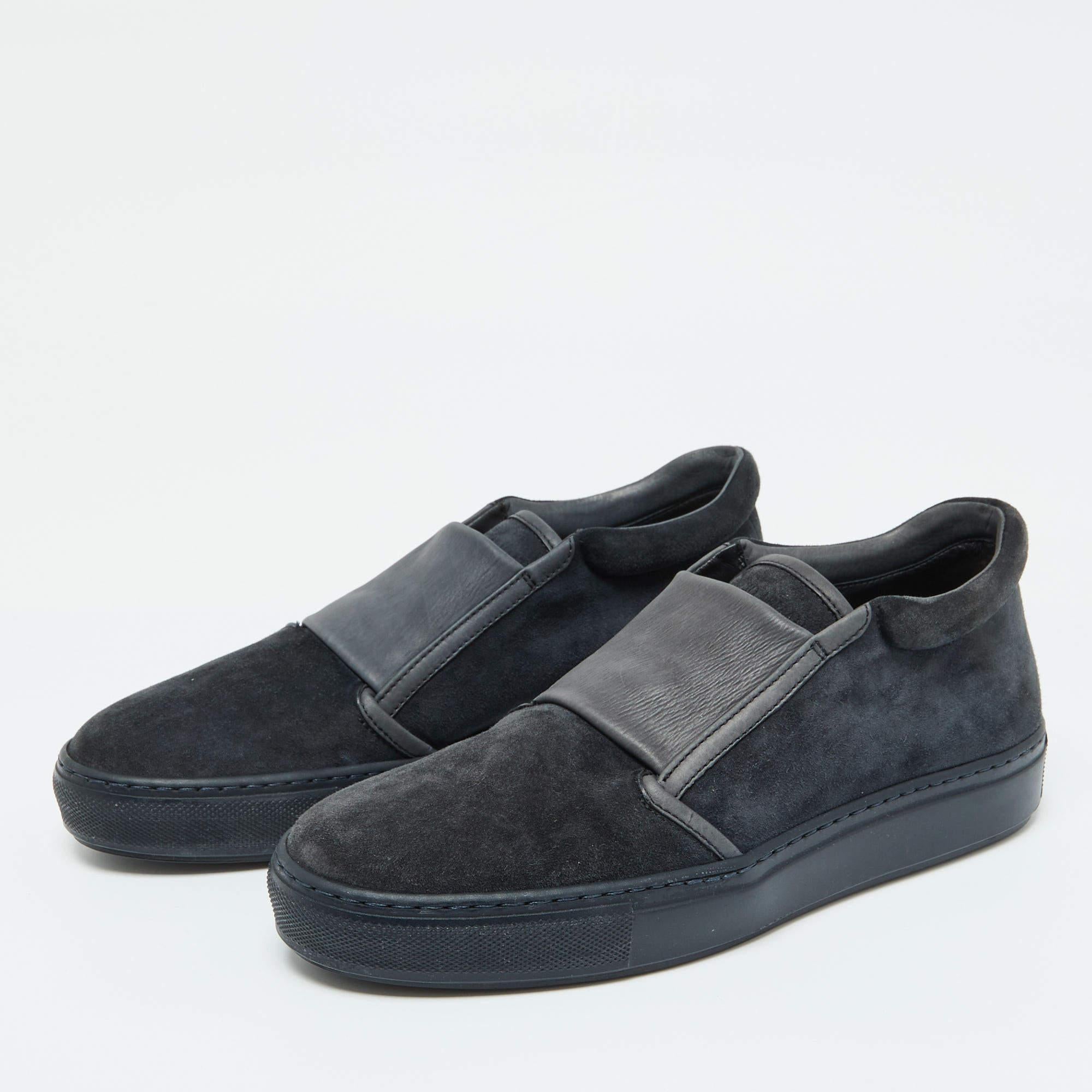 Pour accompagner vos tenues avec aisance, Giorgio Armani vous propose cette paire de baskets qui ne parle que de confort. Elles ont été confectionnées en daim marron et sont dotées de bouts ronds et d'une semelle intérieure en cuir.