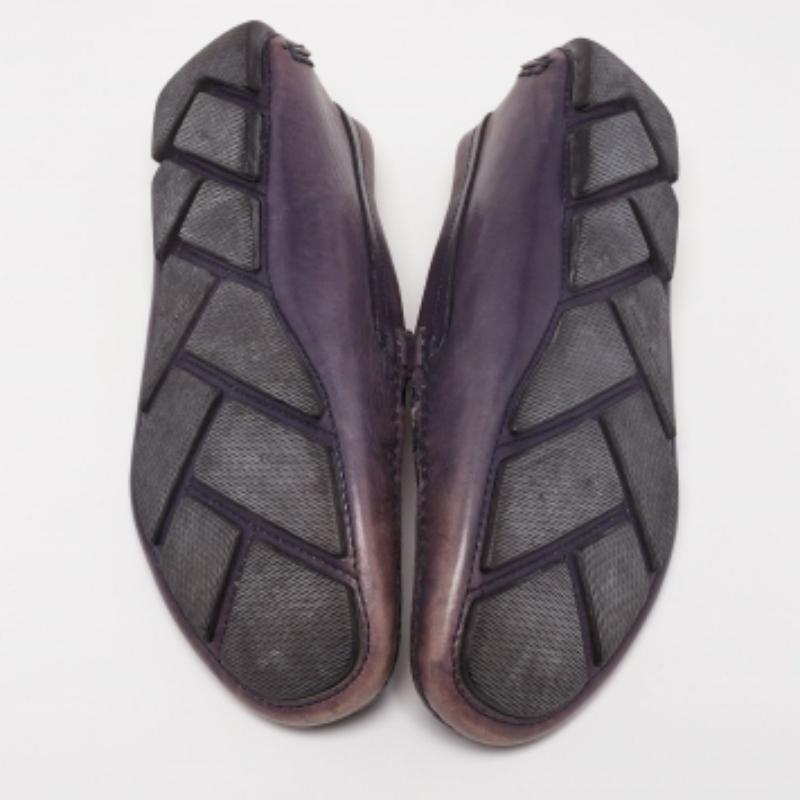 Von Giorgio Armani kommen diese stilvollen und trendigen Loafers, die Ihre Kleidung aufwerten. Sie sind aus blau-indigoblauem Leder gefertigt und mit einem Logo-Akzent an der Lasche versehen. Sie werden zum Aufstecken fertiggestellt. Verleihen Sie