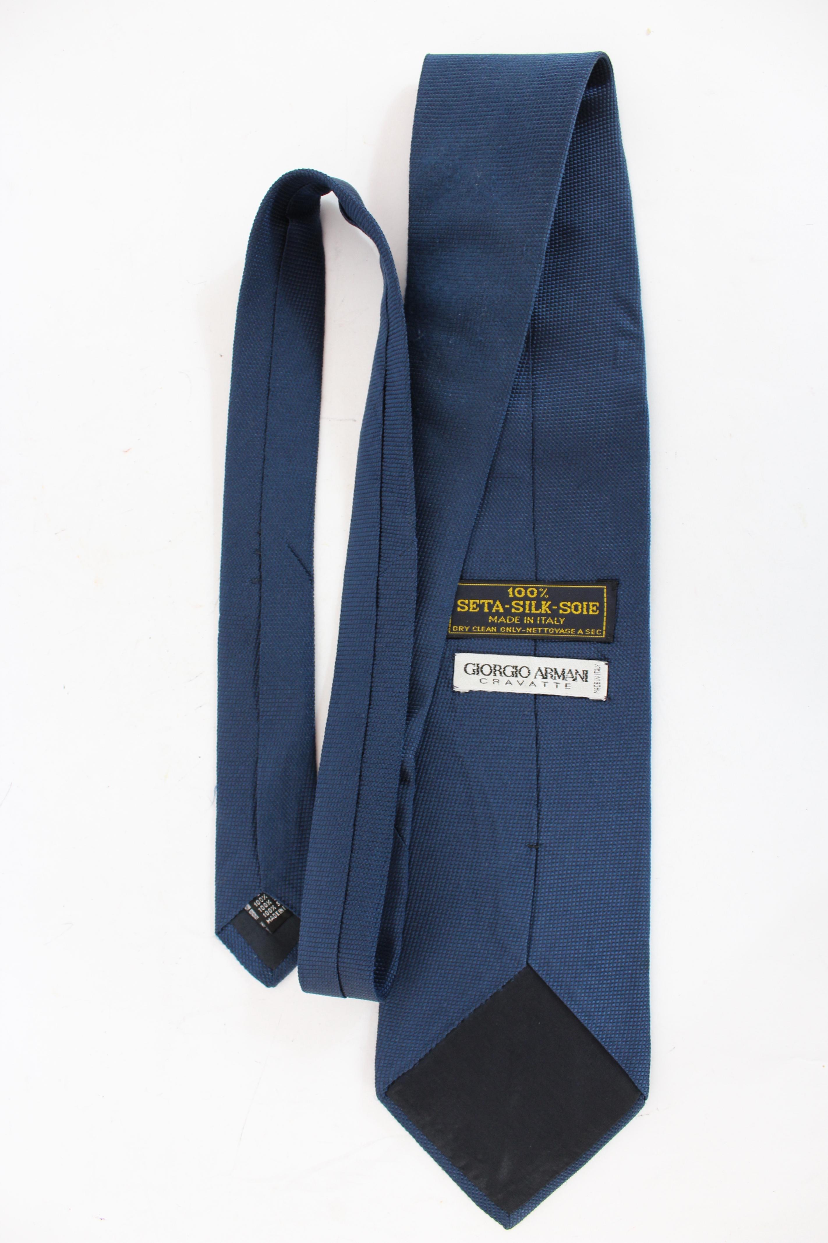 Giorgio Armani vintage tie 90s. Classic tie, blue color, 100% silk fabric. Made in Italy.

Condition: Excellent

Item used few times, it remains in its excellent condition. There are no visible signs of wear, and it is almost as good as