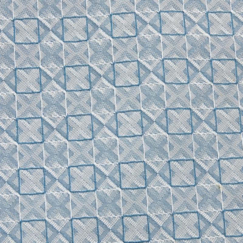 Cette superbe cravate de la maison Giorgio Armani rehausse votre tenue formelle. Il est taillé dans un tissu jacquard de soie à motifs carrés. Il a une largeur de 9,5 cm. Portez cette cravate pour compléter votre style avec sophistication.