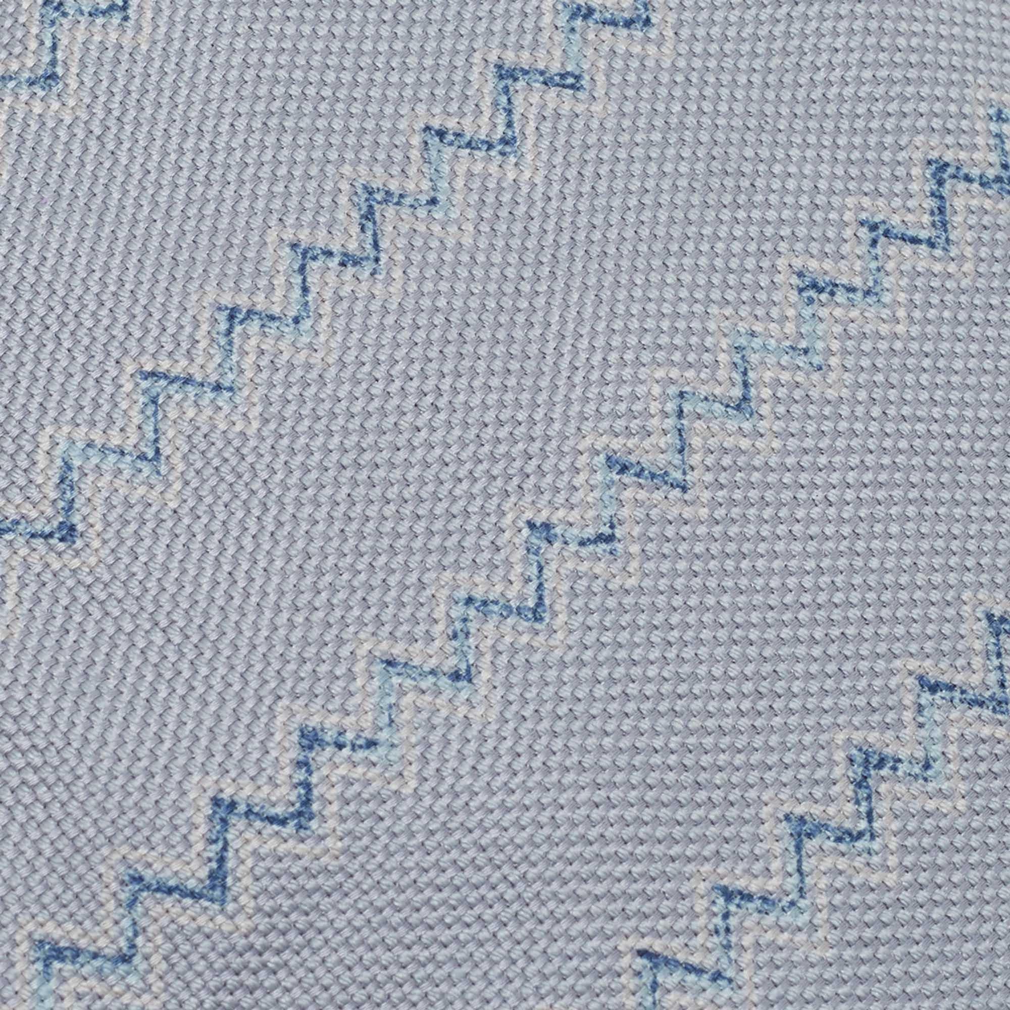 Realizzato in seta  questa cravatta da uomo Giorgio Armani blu ha un motivo a zig zag su tutta la superficie. Questo accessorio finemente confezionato aggiungerà un tocco di charme.