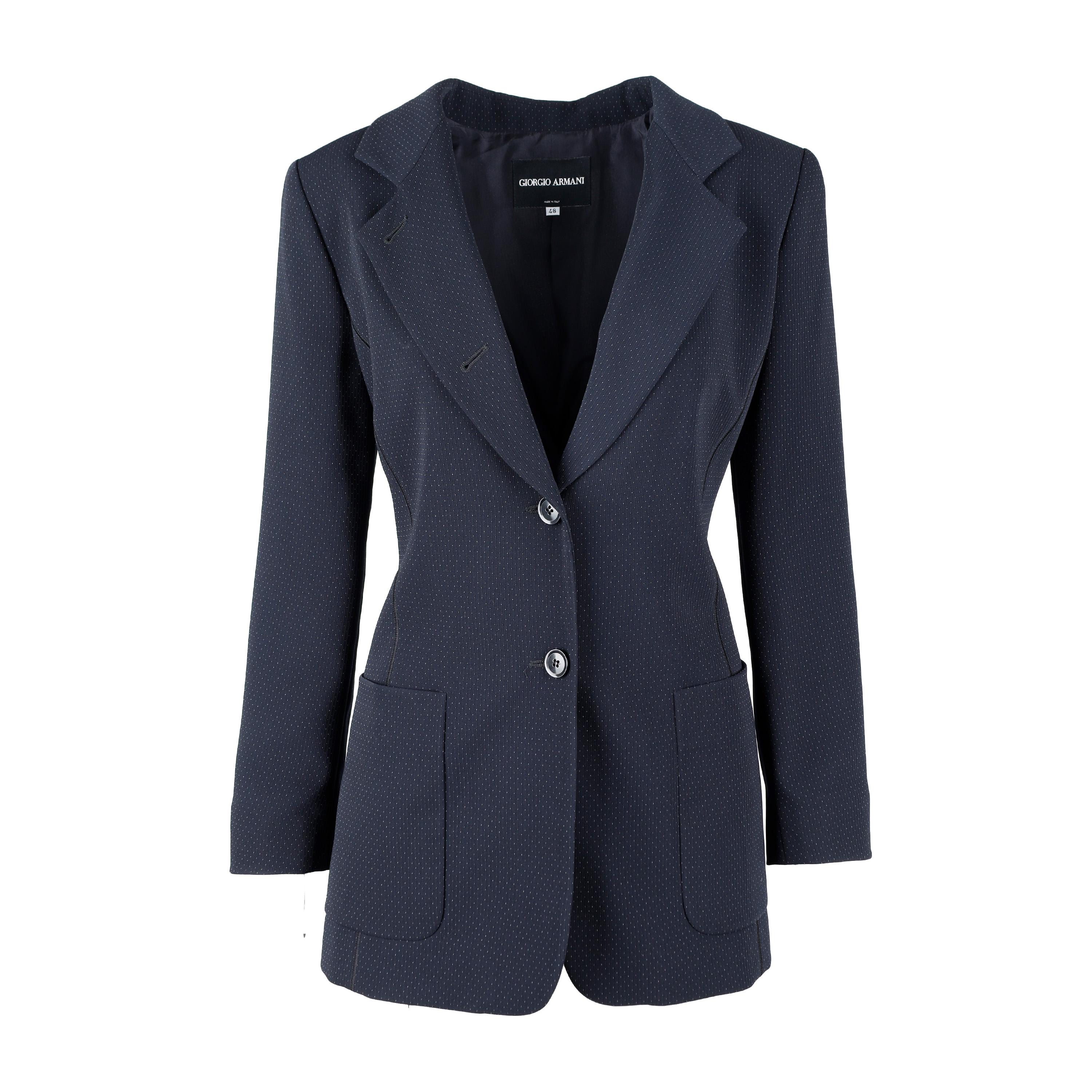 Ce costume Giorgio Armani Borgo 21 est un choix idéal pour toutes les occasions. Confectionné dans une matière bleu marine foncé, il présente un blazer à deux boutons, des revers crantés, deux poches plaquées et une doublure ton sur ton. Le pantalon