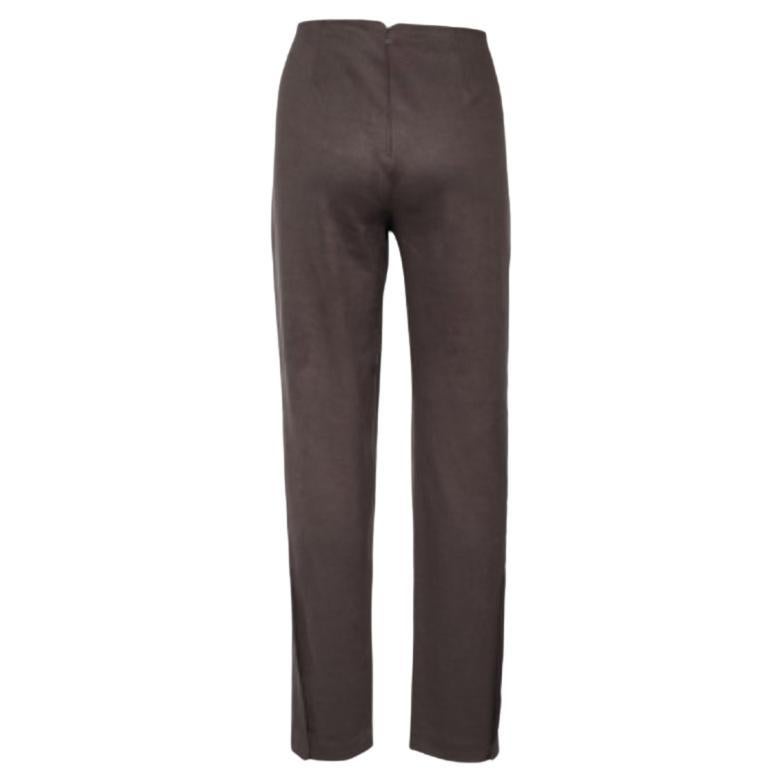 I pantaloni marroni di Giorgio Armani hanno una silhouette elegante e dritta. Sono realizzate con materiali pregiati e sono dotate di una chiusura a zip. Abbinali a un top solido e a un blazer per un look formale elegante.