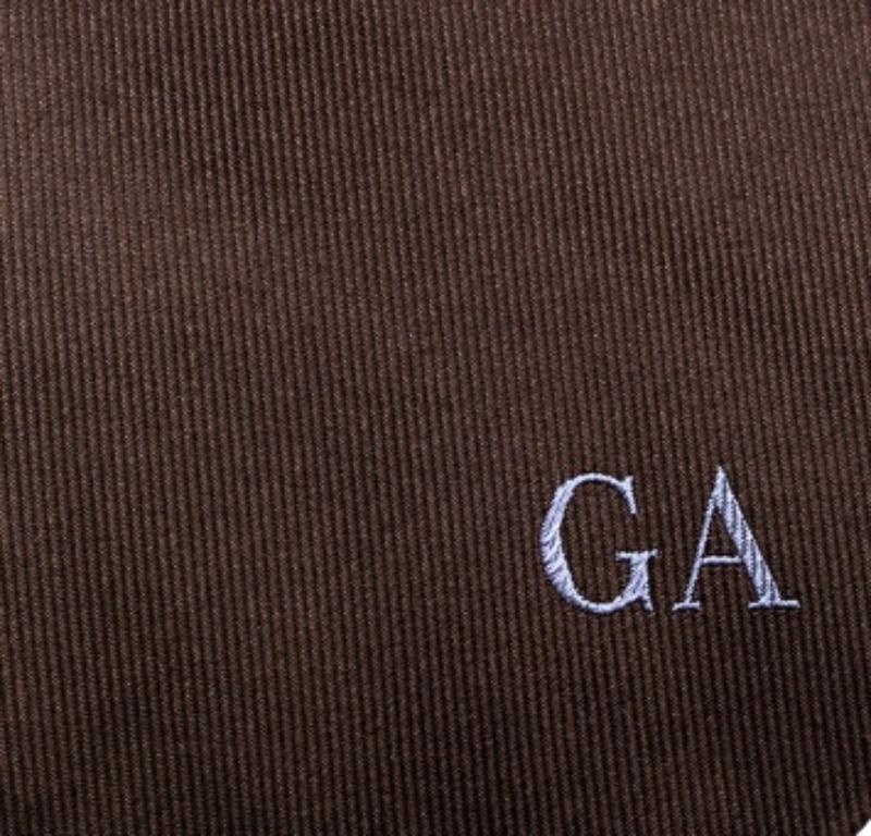 Es geht nichts über auffällige Accessoires, mit denen Sie Ihre Liebe zur Mode zeigen können. Diese Krawatte von Giorgio Armani ist aus hochwertiger Seide gefertigt und zeichnet sich durch einen braunen Farbton, kontrastierende Diagonalstreifen und