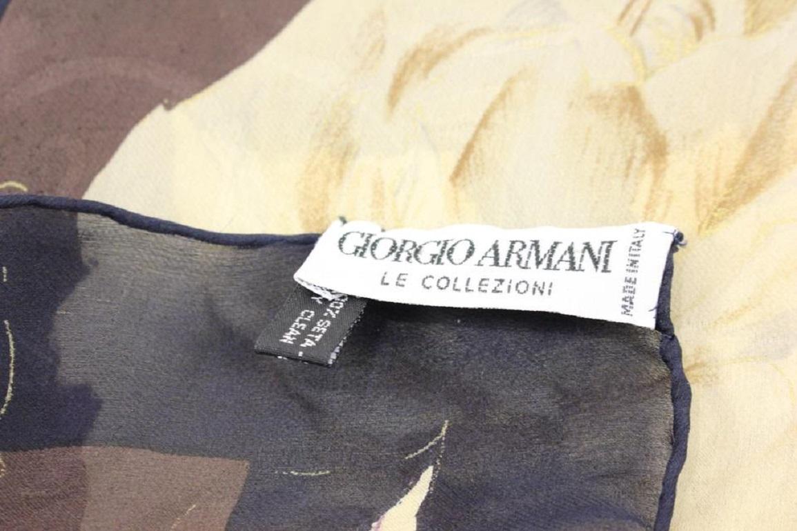 Giorgio Armani: 100% geblümter Seidenschal in Braun, Marine, Blau und Beige, Rose 1G922 (Grau) im Angebot