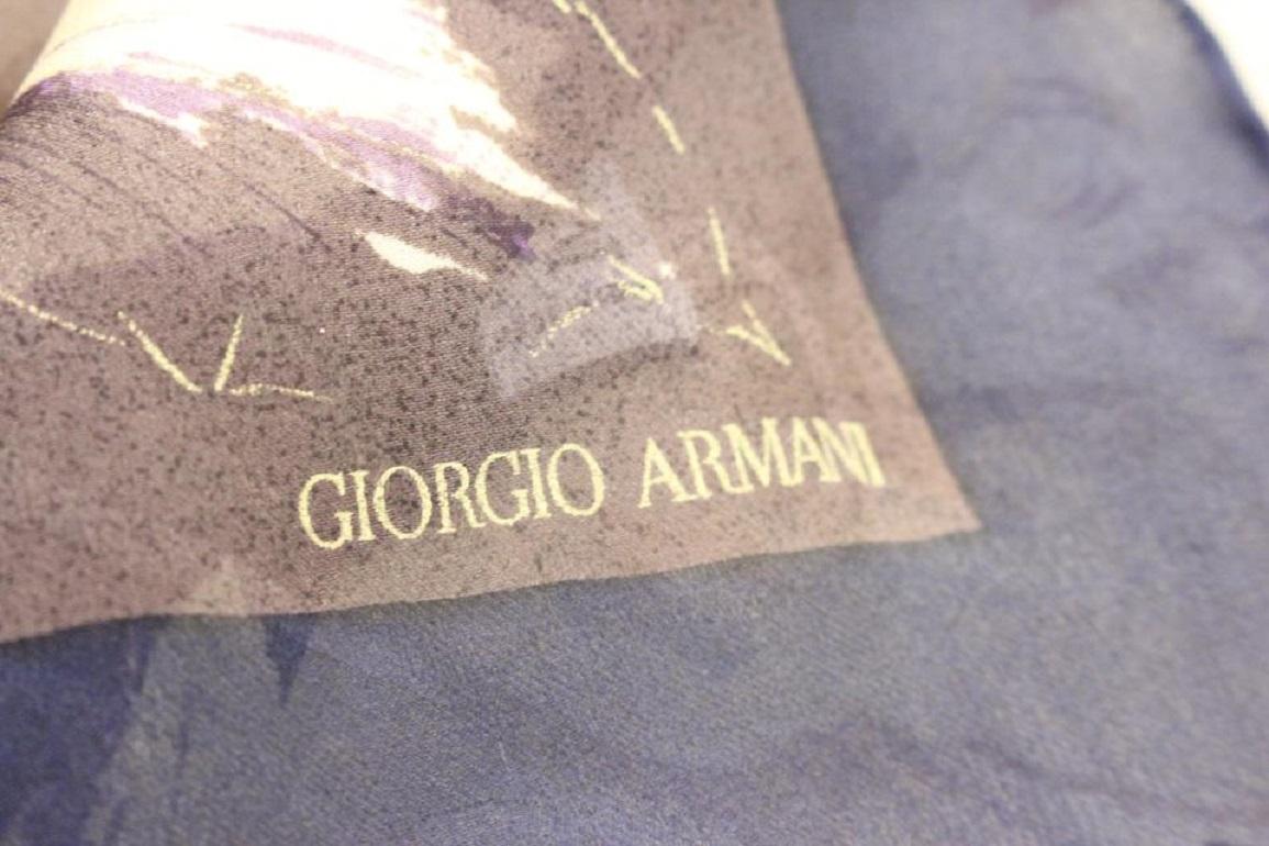 Giorgio Armani: 100% geblümter Seidenschal in Braun, Marine, Blau und Beige, Rose 1G922 im Zustand „Gut“ im Angebot in Dix hills, NY