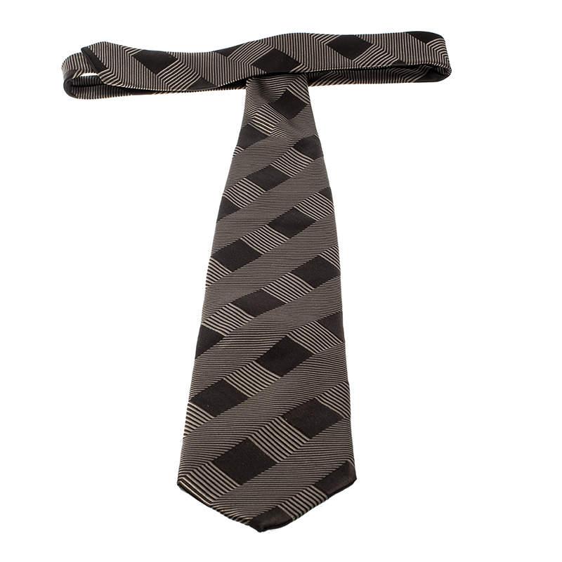 Giorgio Armani Brown Patterned Silk Jacquard Traditional Tie In Good Condition For Sale In Dubai, Al Qouz 2