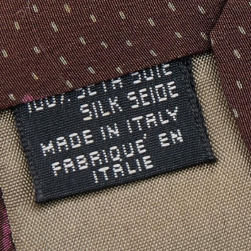 Diese Krawatte von Giorgio Armani ist ein perfektes formelles Accessoire, das einen scharfen und modernen Appeal hat. Sie ist aus luxuriösen MATERIALEN gefertigt, mit aufwendigen Mustern versehen und mit dem Markenlabel auf der Rückseite bestickt.