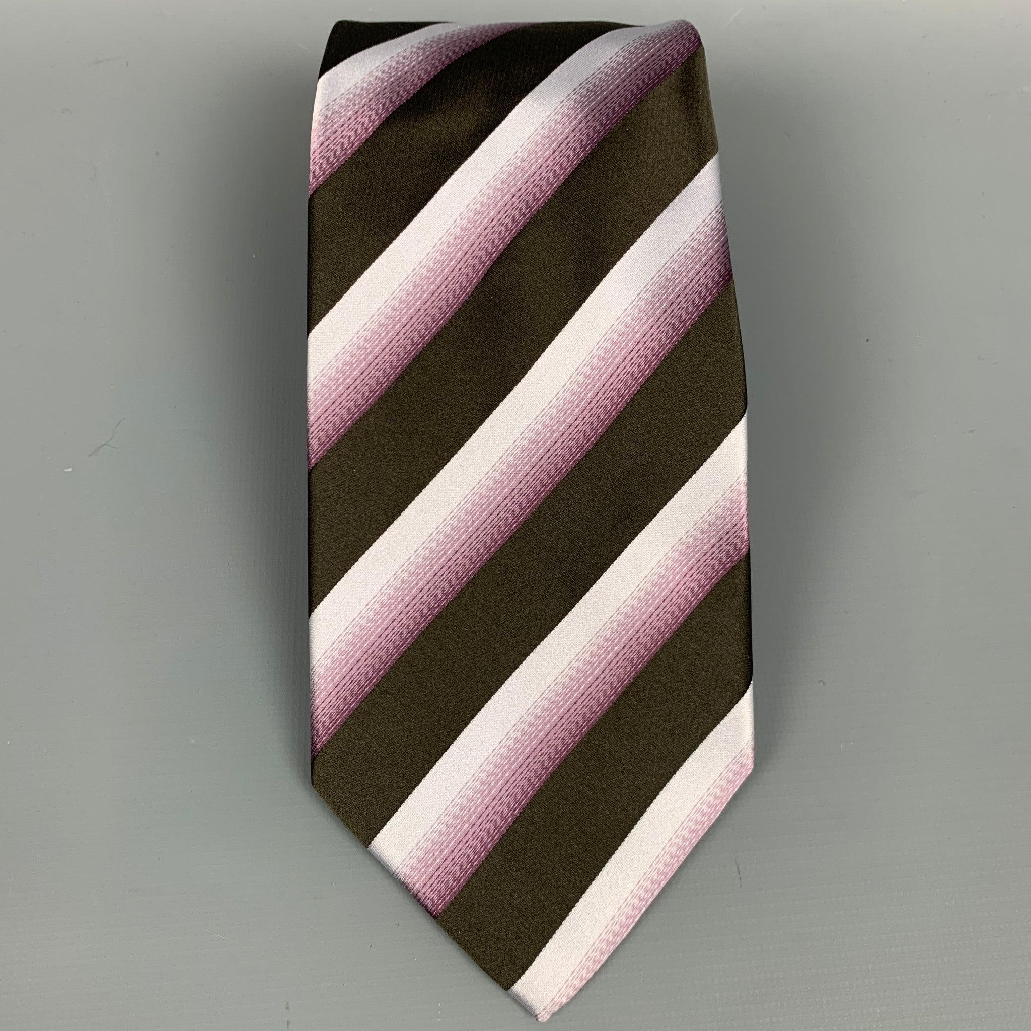 Die GIORGIO ARMAN Krawatte ist aus brauner und violetter Seide mit diagonalen Streifen. Made in Italy. sehr guter gebrauchter Zustand. 

Abmessungen: 
  Breite: 3,75 Zoll  
  
  
 
Referenz: 82199
Kategorie: Krawatte
Mehr Details
    
Marke: 