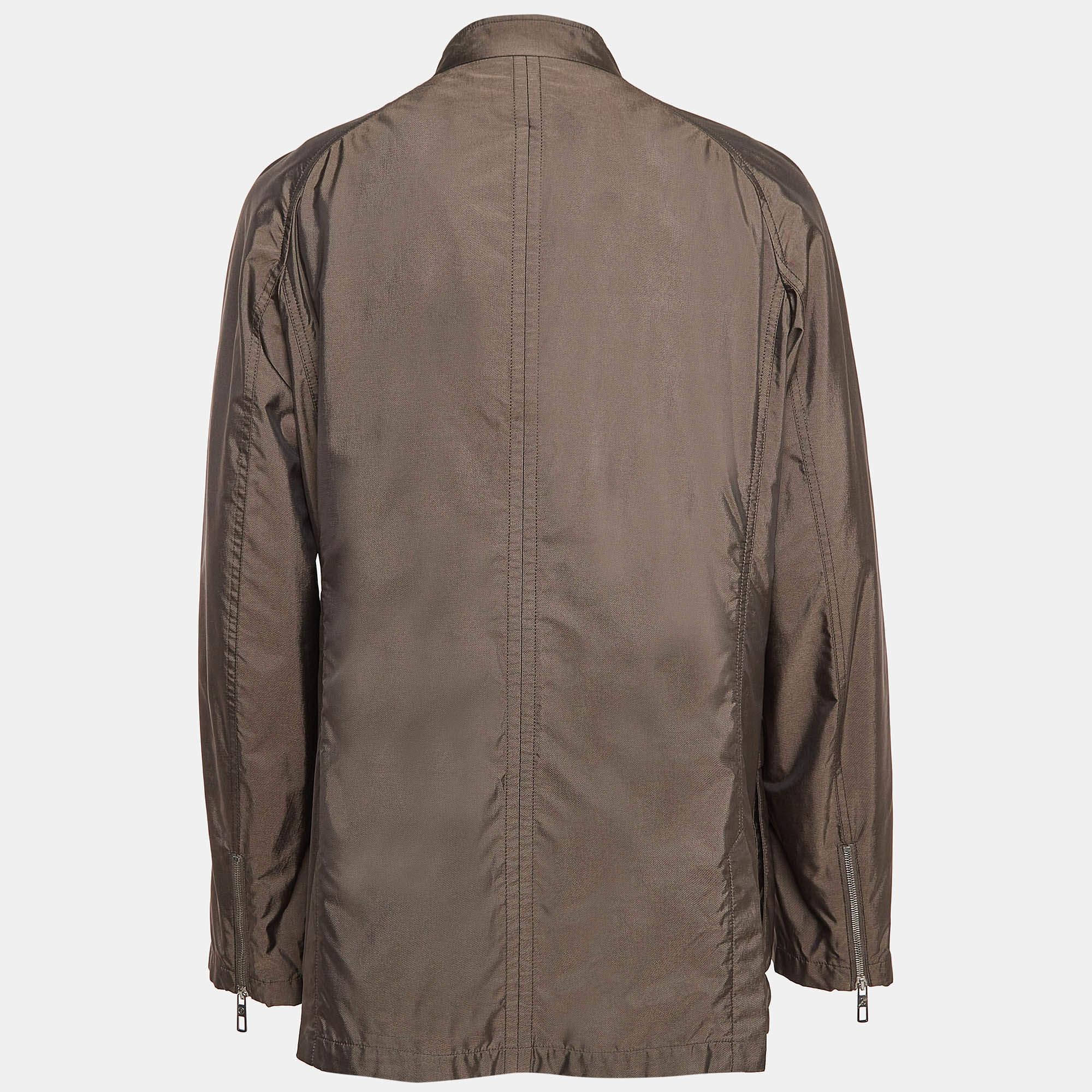 Questa giacca marrone Giorgio Armani offre la soddisfazione di una vestibilità comoda e di uno stile raffinato. È realizzato con tessuti di qualità e progettato con una chiusura frontale, due tasche e maniche lunghe.