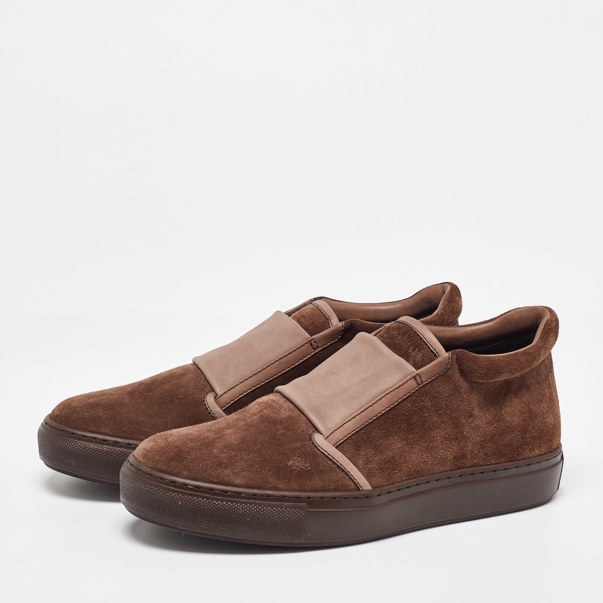 To accompany your attires with ease Giorgio Armani brings you this pair of sneakers that speak nothing but comfort. Theyve been crafted from brown suede and made ready with round toes and leather insoles.