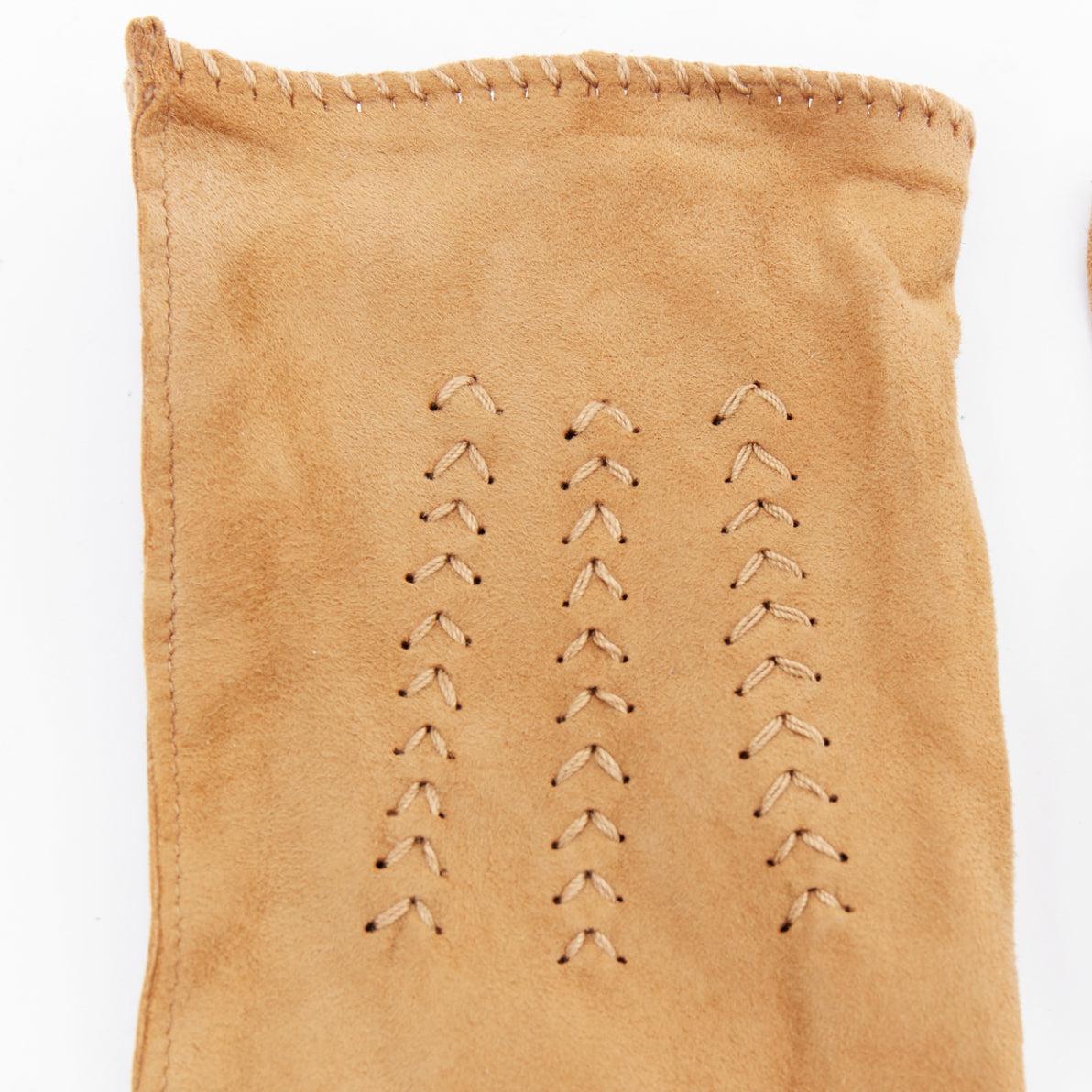 GIORGIO ARMANI braunes Wildleder V Steppstich kurze Handschuhe M (Beige) im Angebot