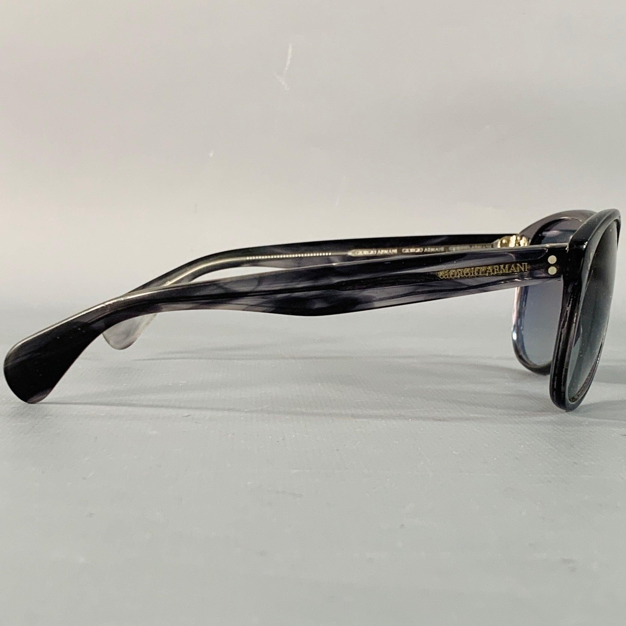 Gafas de sol GIORGIO ARMANI
en acetato marrón y transparente, con montura integral, forma de lágrima y cristales tintados. Viene con funda. Made in Italy. Muy buen estado de conservación.  

Marcado:   sin marcar, texto descolorido. 

Medidas: 
 