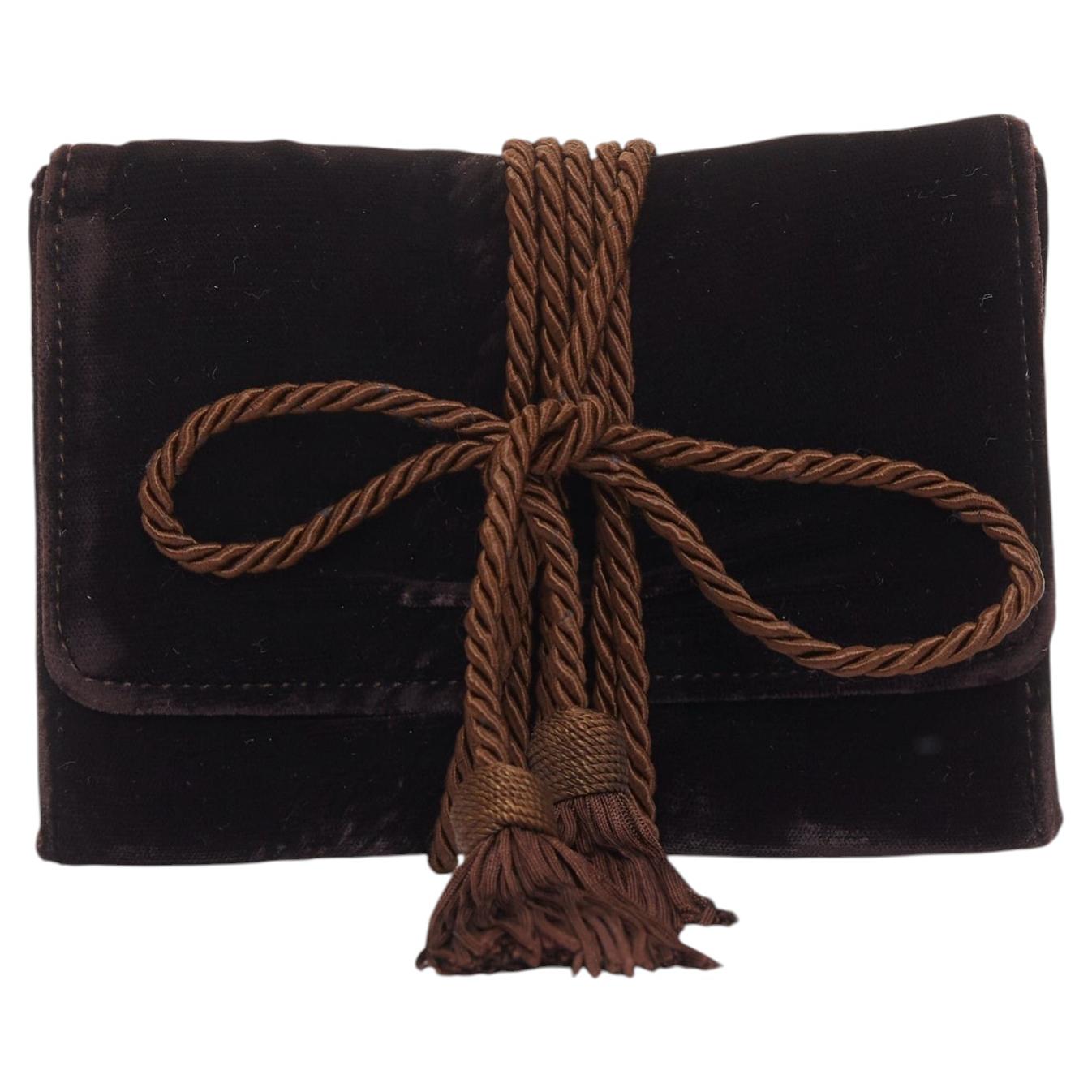 Borsa a busta con cordoncino intrecciato e nappine in velluto marrone di Giorgio Armani